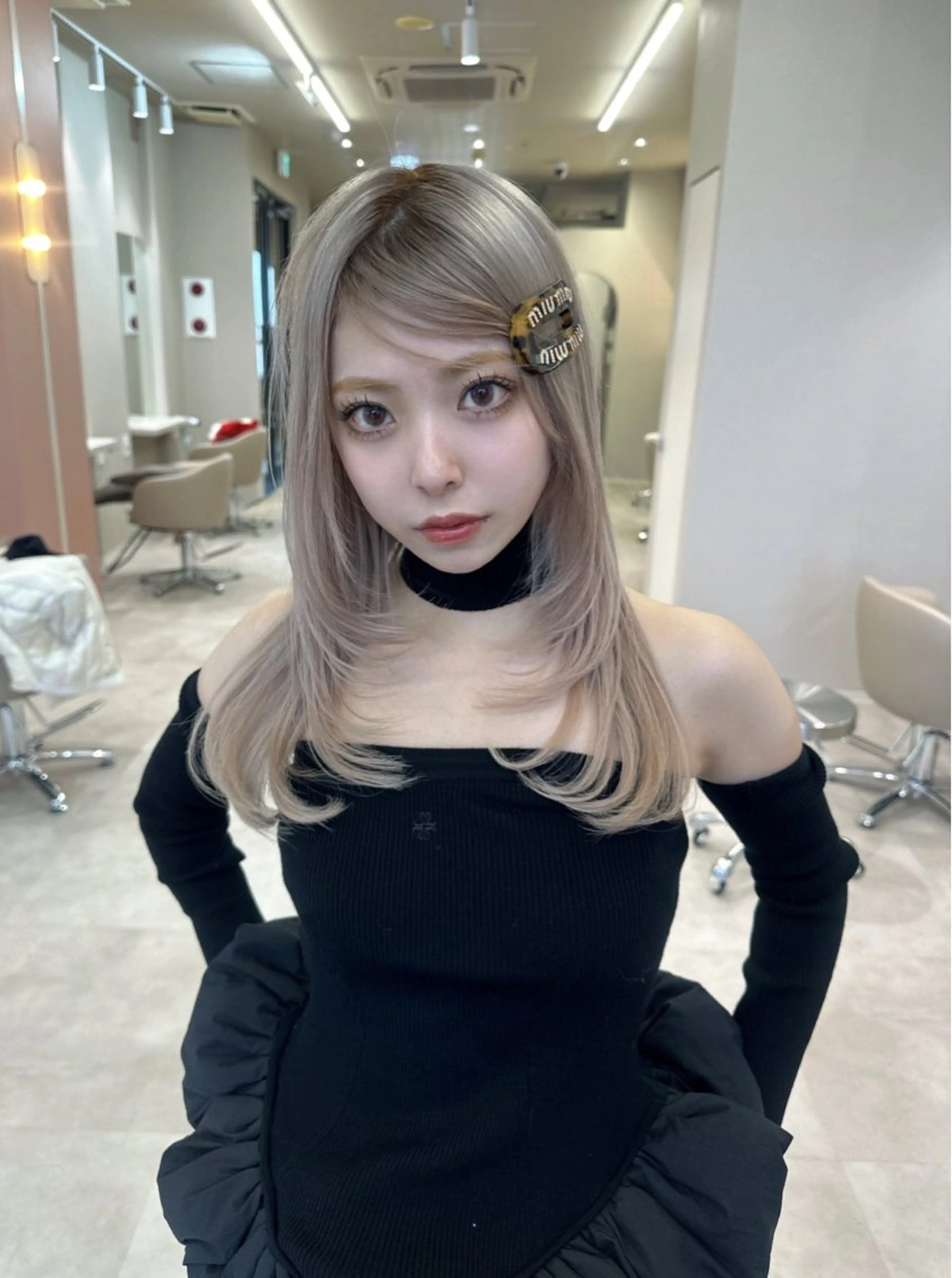 セミロング カラー ベージュカラー ホワイトベージュ レイヤーカット 小顔カット 原宿・表参道 senriのヘアスタイル