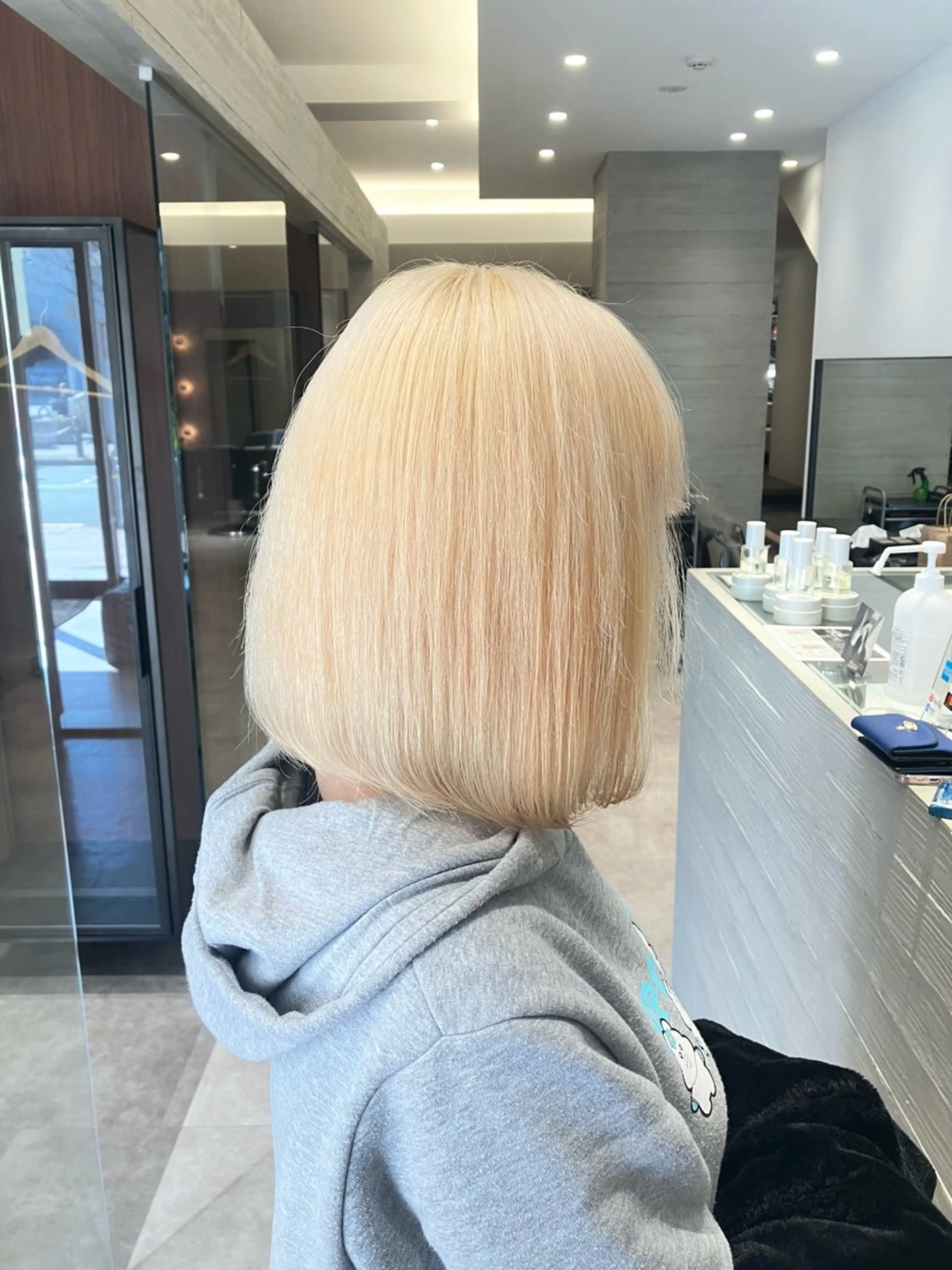 ショート カラー ブリーチ ブロンド ホワイトブロンド カット ヘアカラー サキ🤍ハイトーン 🩰くびれ巻きヘアのヘアスタイル