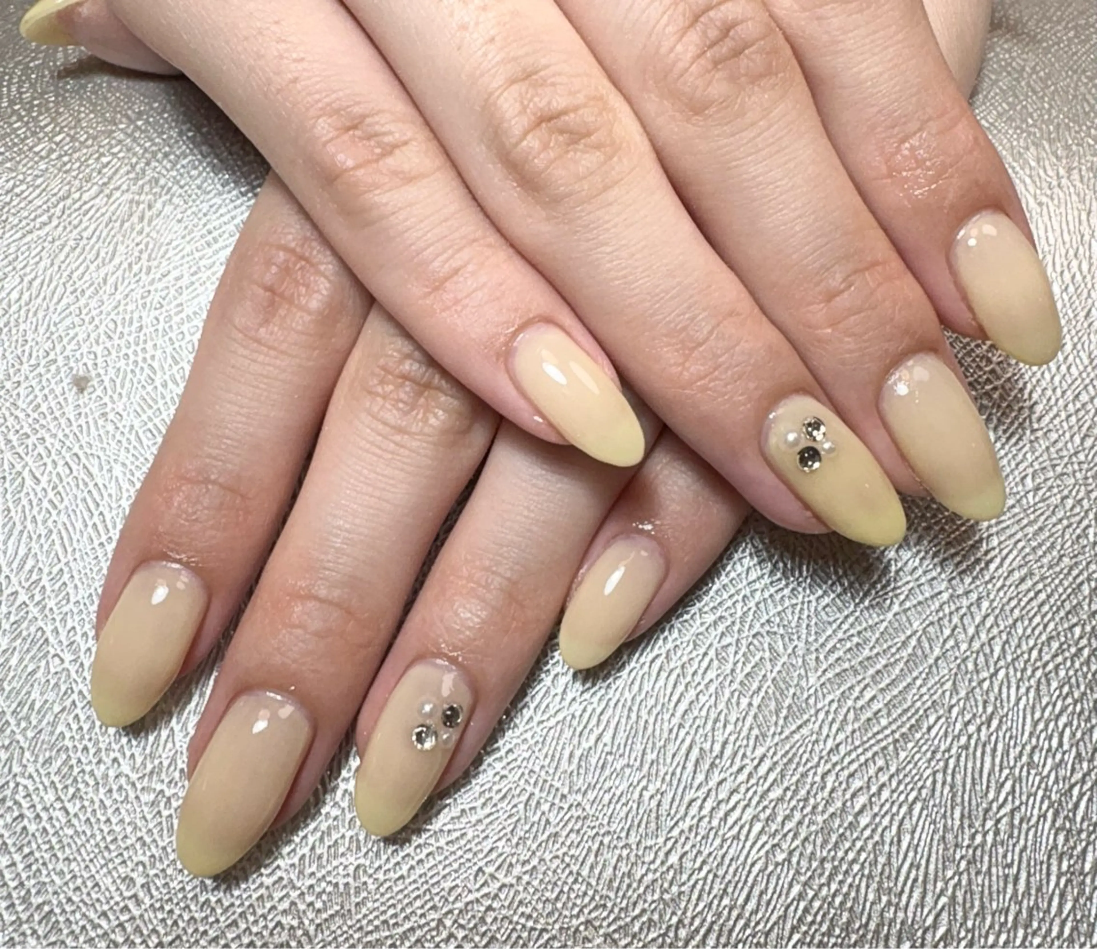 ネイル アートネイル ワンカラーネイル ストーンネイル 黄色 ハンドネイル ✨韓国✨nail salonLumieのネイルデザイン