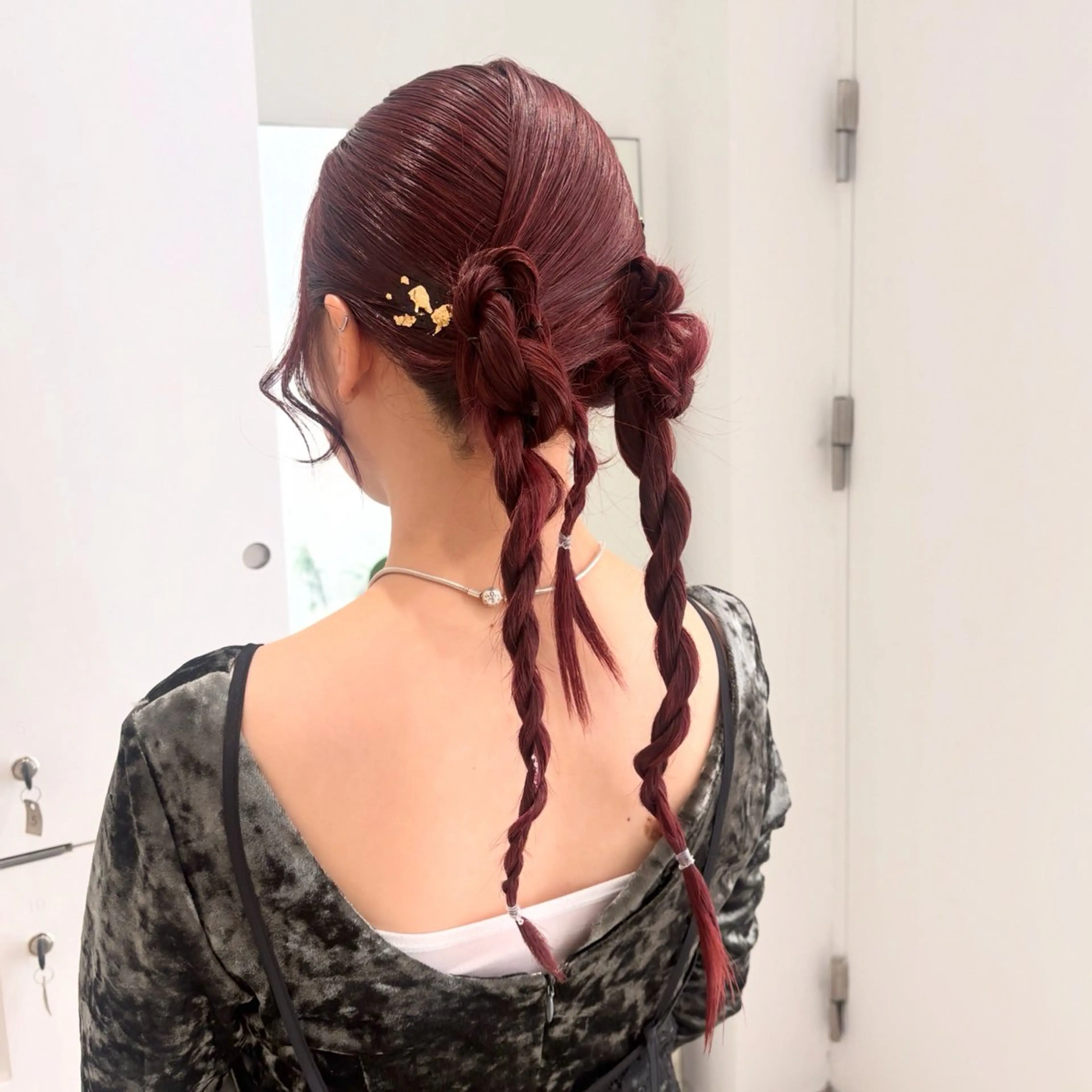 セミロング ヘアアレンジ 結婚式・ブライダル ヘアカラー ヘアセット カジュアルを女っぽく 𝗮𝘆𝗮𝗰𝗼のヘアスタイル