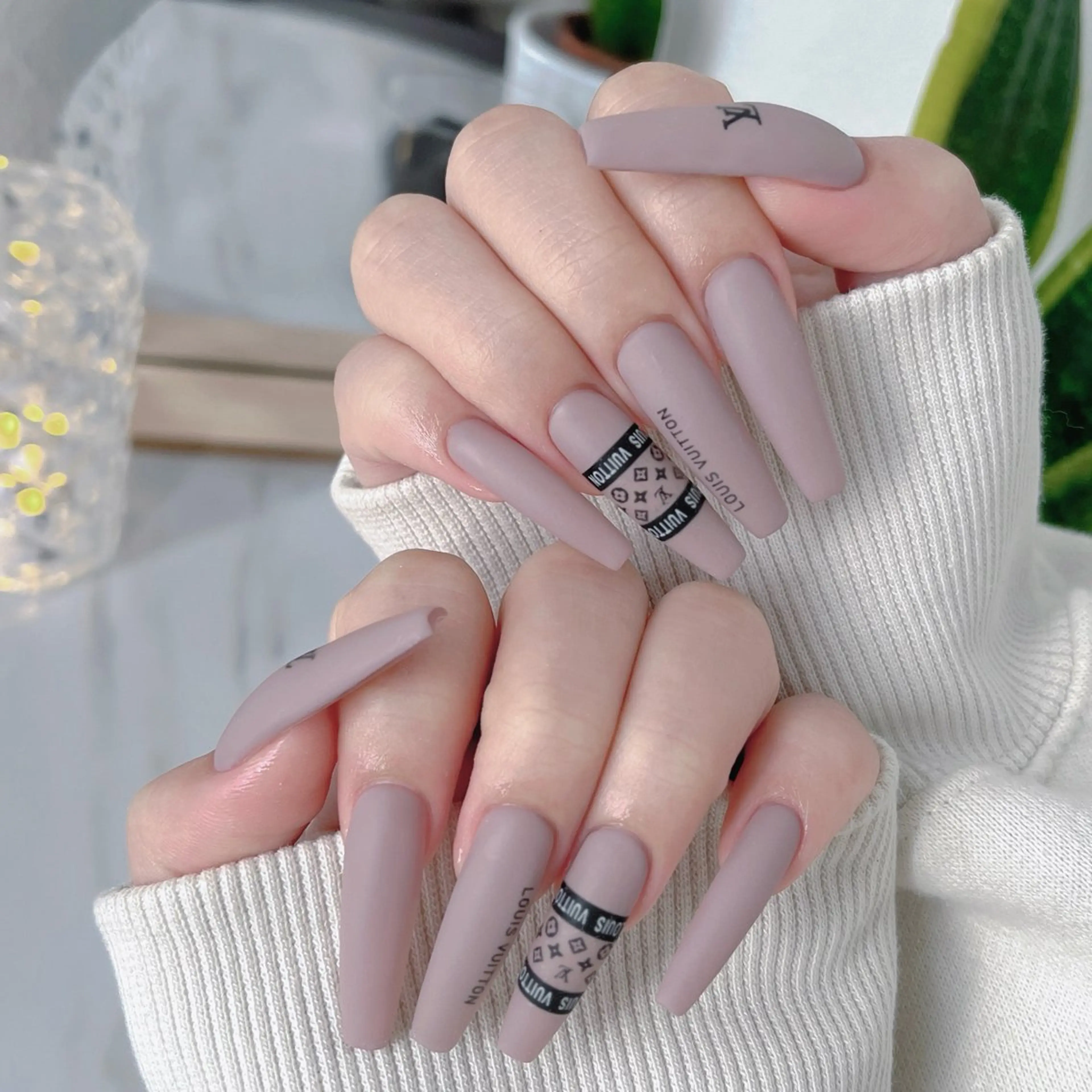 ネイル フットネイル フレンチネイル ジェルネイル ラメ(グリッター) ラメグラデーション ハンドネイル NEO Beauty Salon所属・𝐍𝐄𝐎 𝐉𝐔𝐑𝐈のネイルデザイン