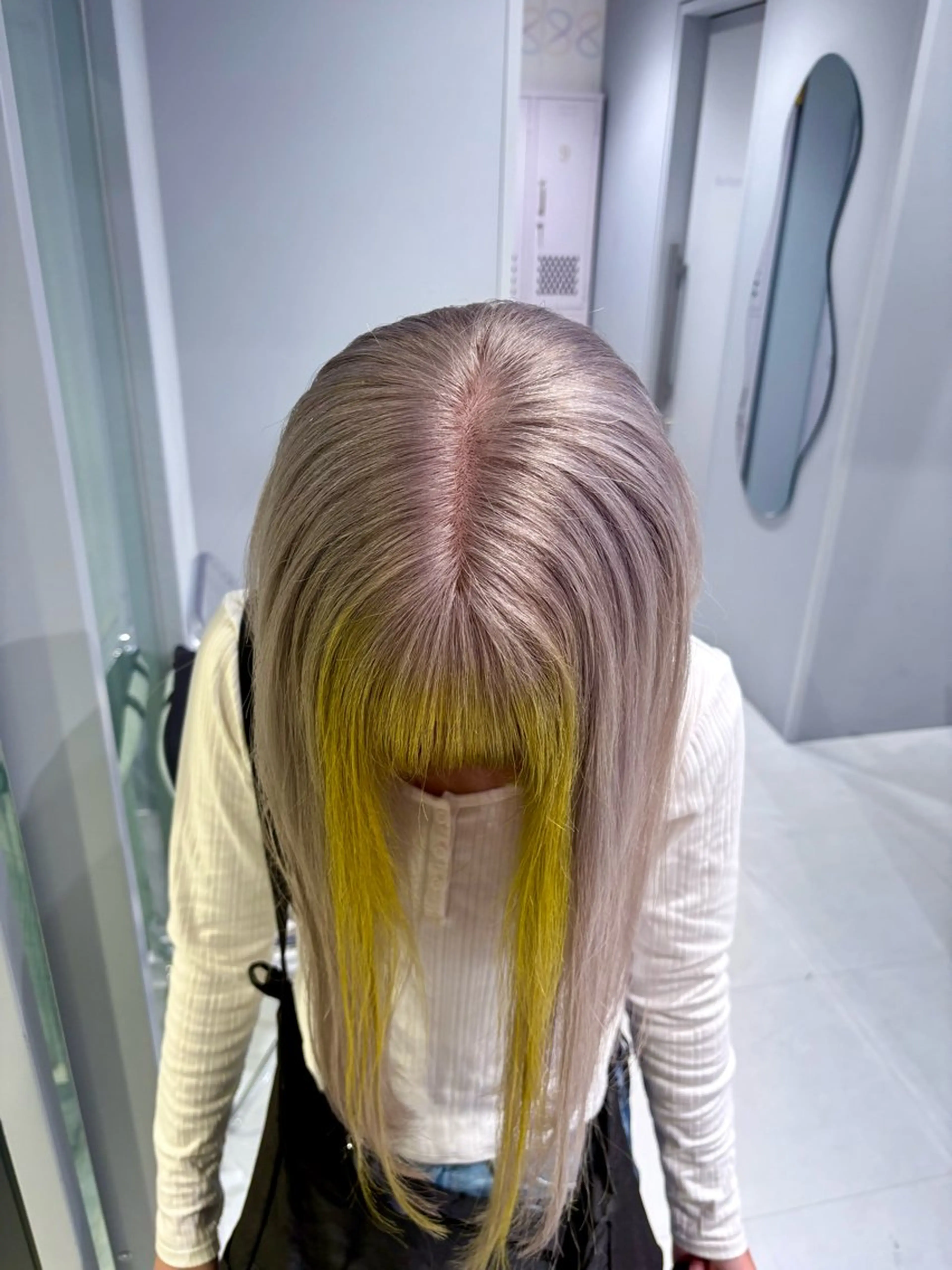 ロング カラー デザインカラー シルバー イエローカラー 菜々🫧新宿 透明感ケアブリーチのヘアスタイル