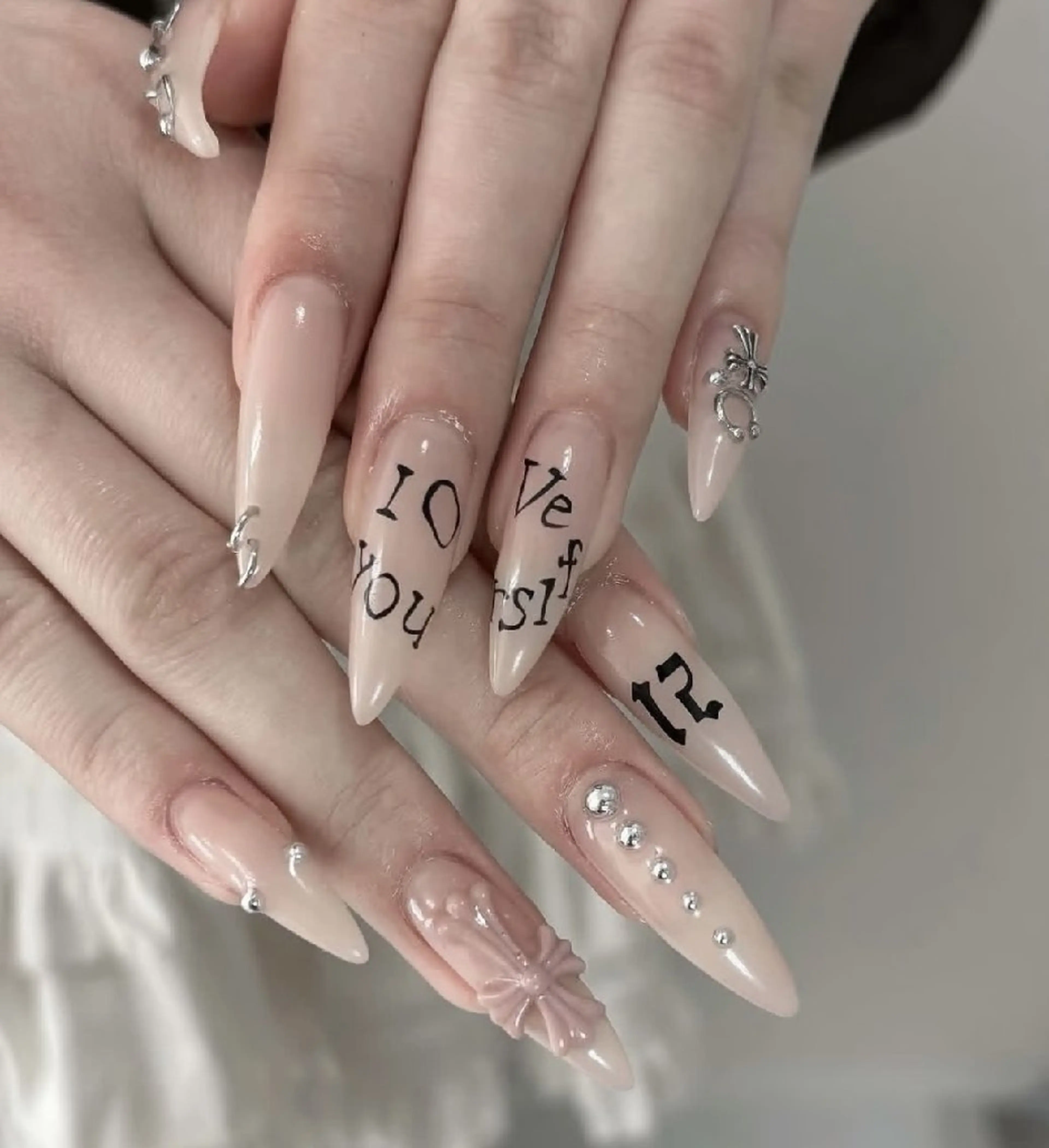 ネイル チークネイル フレンチネイル ジェルネイル ガーリー キラキラネイル ハンドネイル UM Nail Salonのネイルデザイン