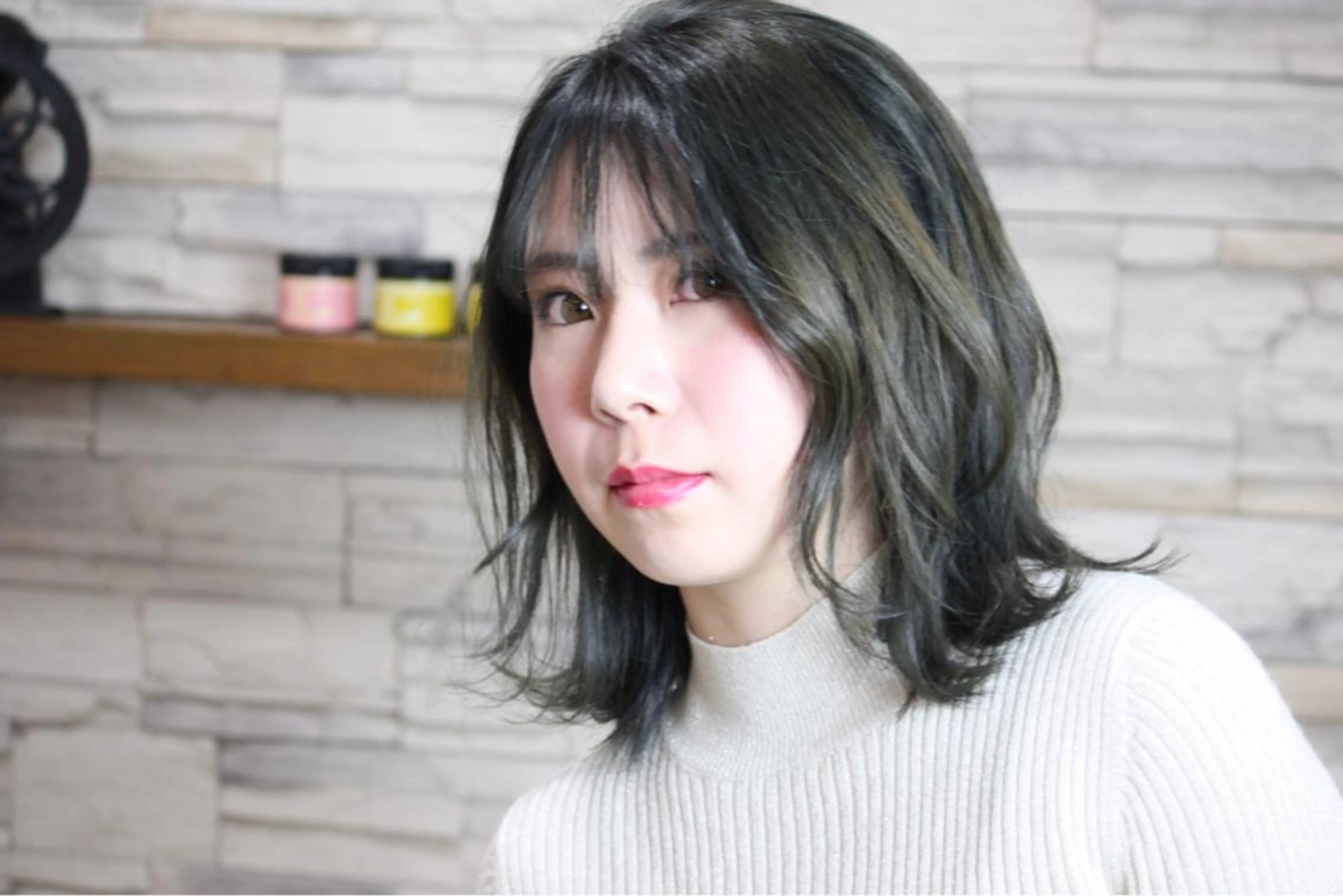 ミディアム カラー ブルーカラー ブルージュ ボブ レイヤーカット 杉田 楓真のヘアスタイル