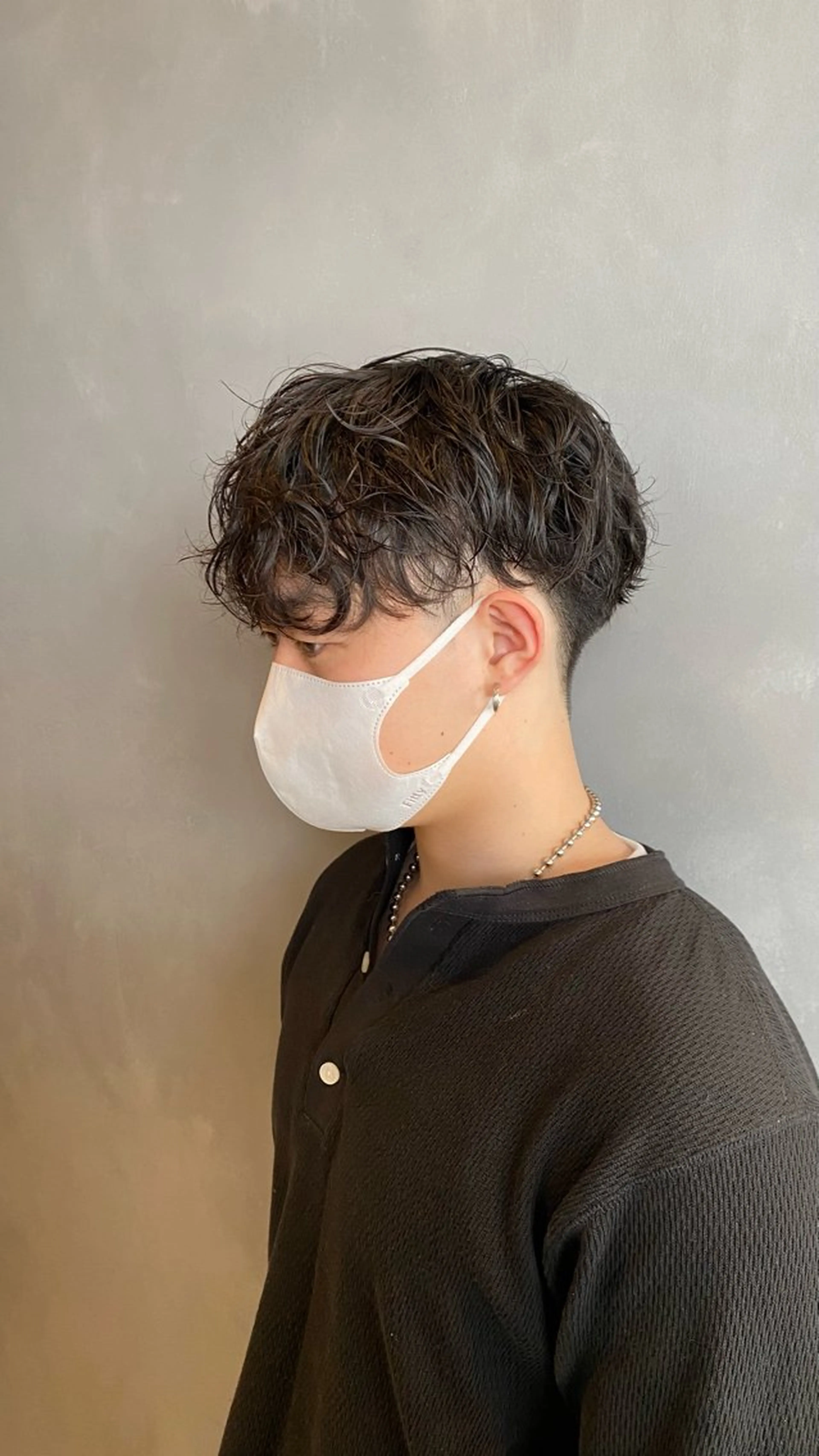 ミディアム パーマ メンズ ミディアムパーマ メンズパーマ ニュアンスパーマ メンズバレイヤージュ シャドウパーマのヘアスタイル