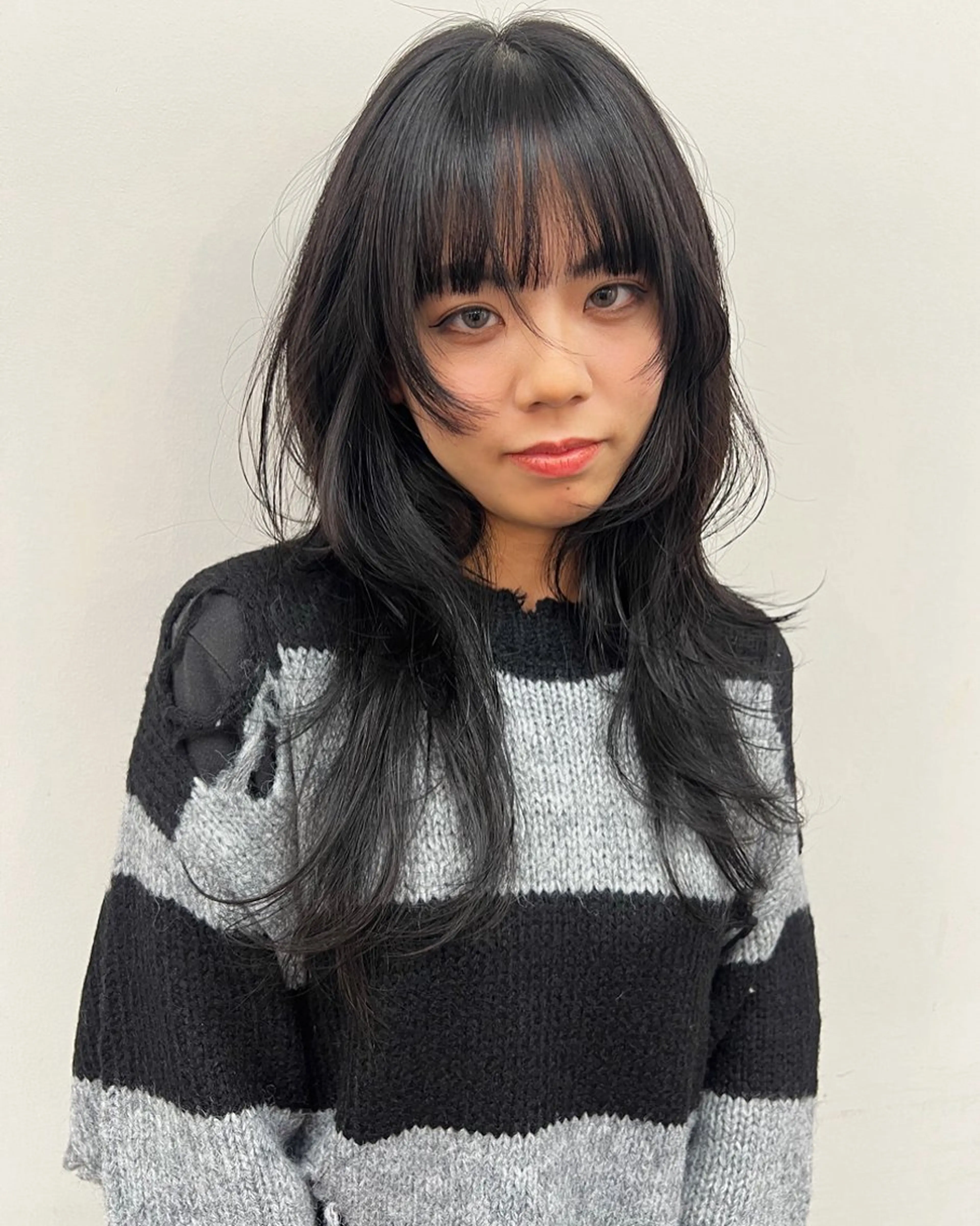 セミロング カラー パーマ ヘアアレンジ アッシュ アッシュブラック 黒髪 レイヤーカット ウルフレイヤーカット /チヒロのヘアスタイル