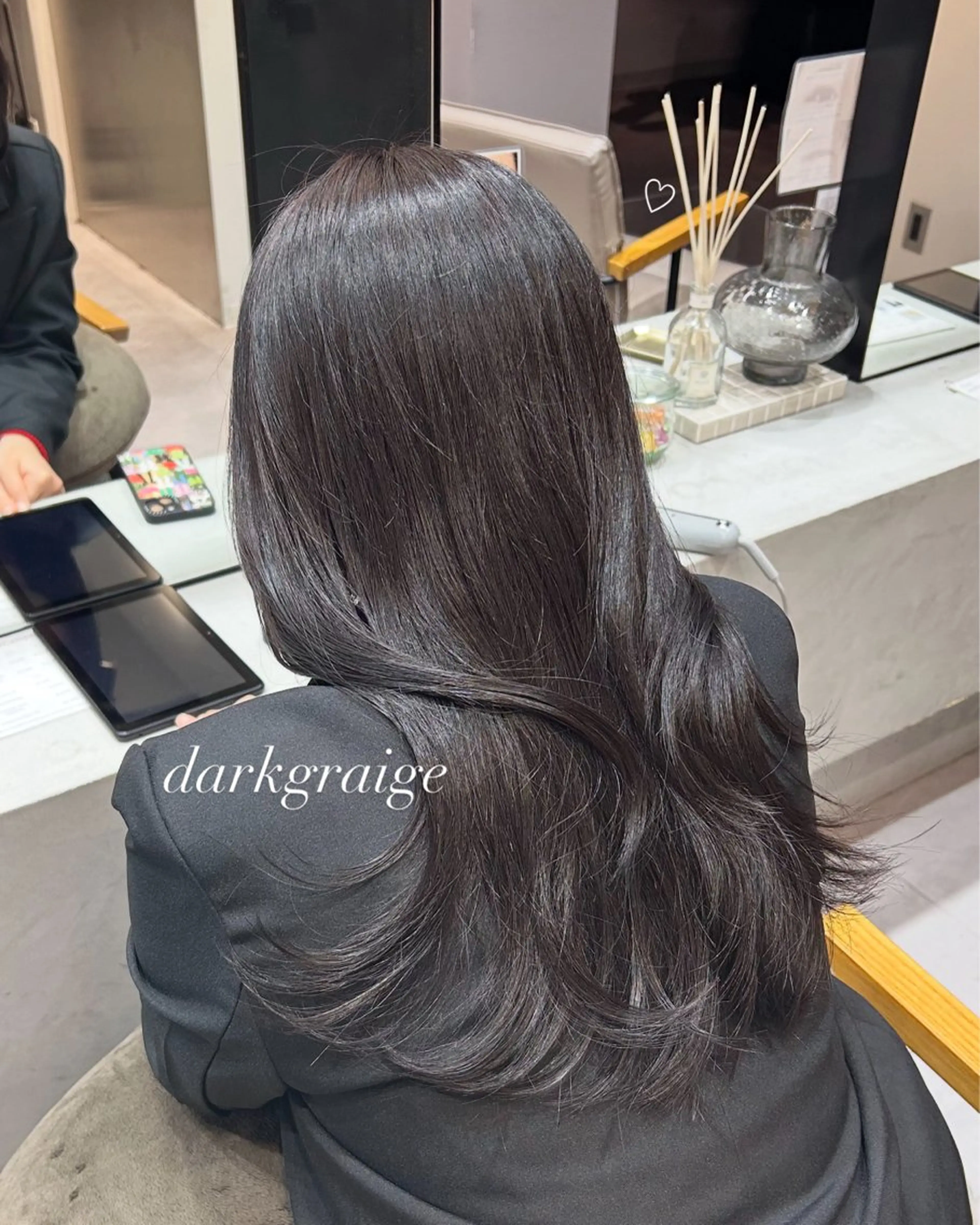 ロング カラー グレージュ ヘアカラー トリートメント 前髪/顔周り/透明感 艶カラーとどさんのヘアスタイル