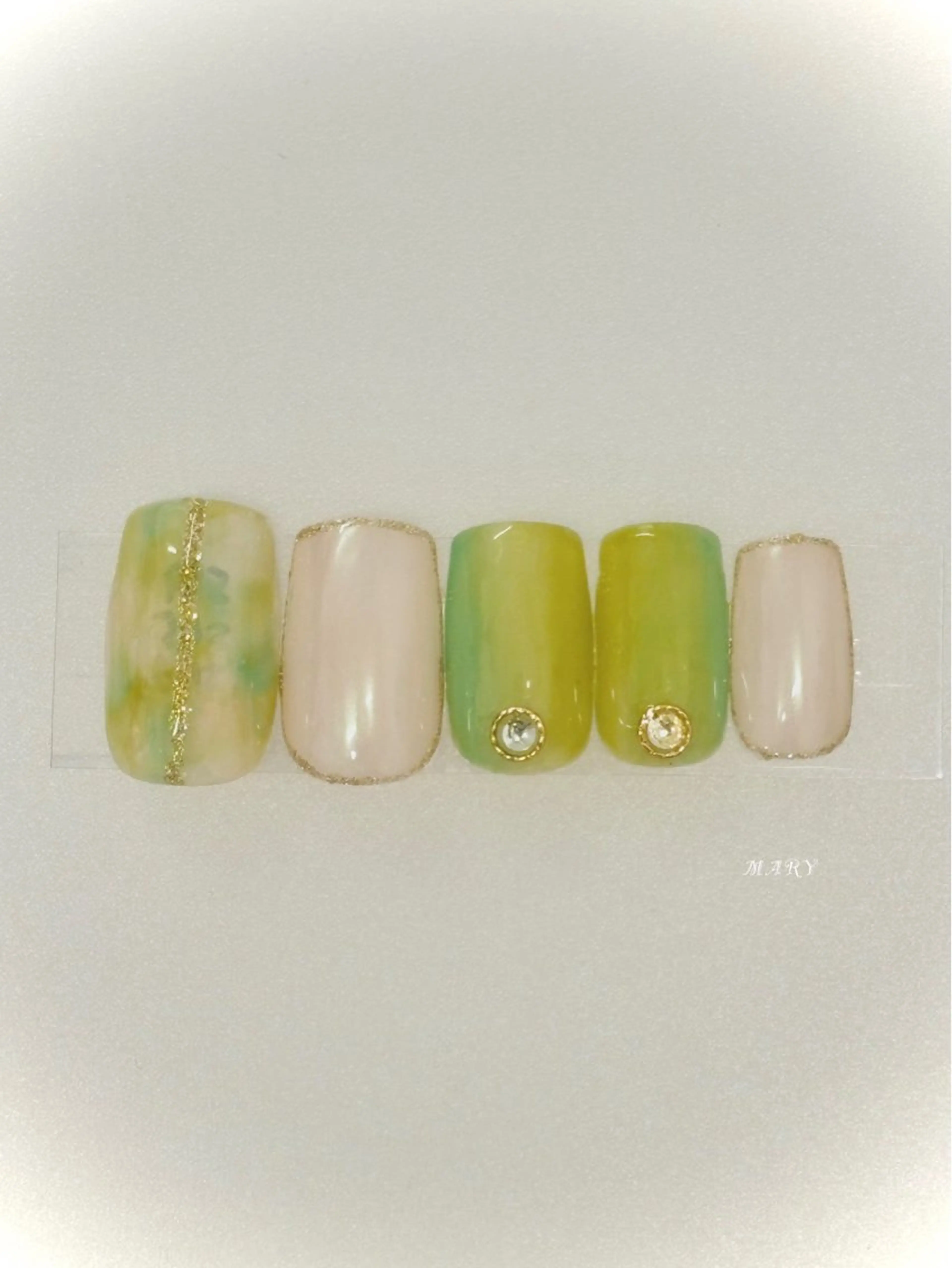 ネイル オーロラネイル グラデーション グリーン ニュアンスネイル ワンカラーネイル ハンドネイル Mary nail所属・Mary nail .narumiのネイルデザイン