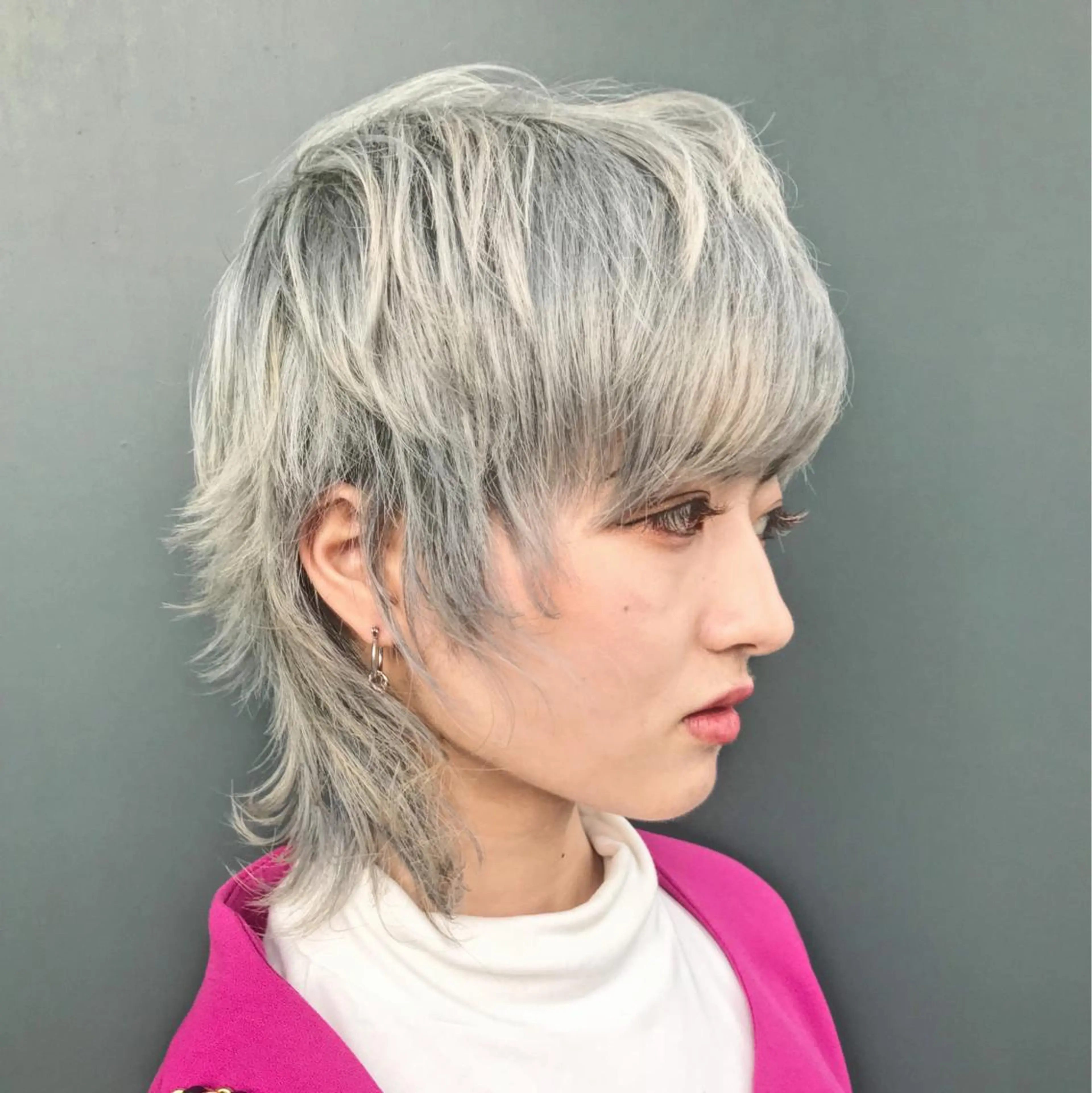 ショート カラー シルバー ウルフカット 苅北 泰輔のヘアスタイル