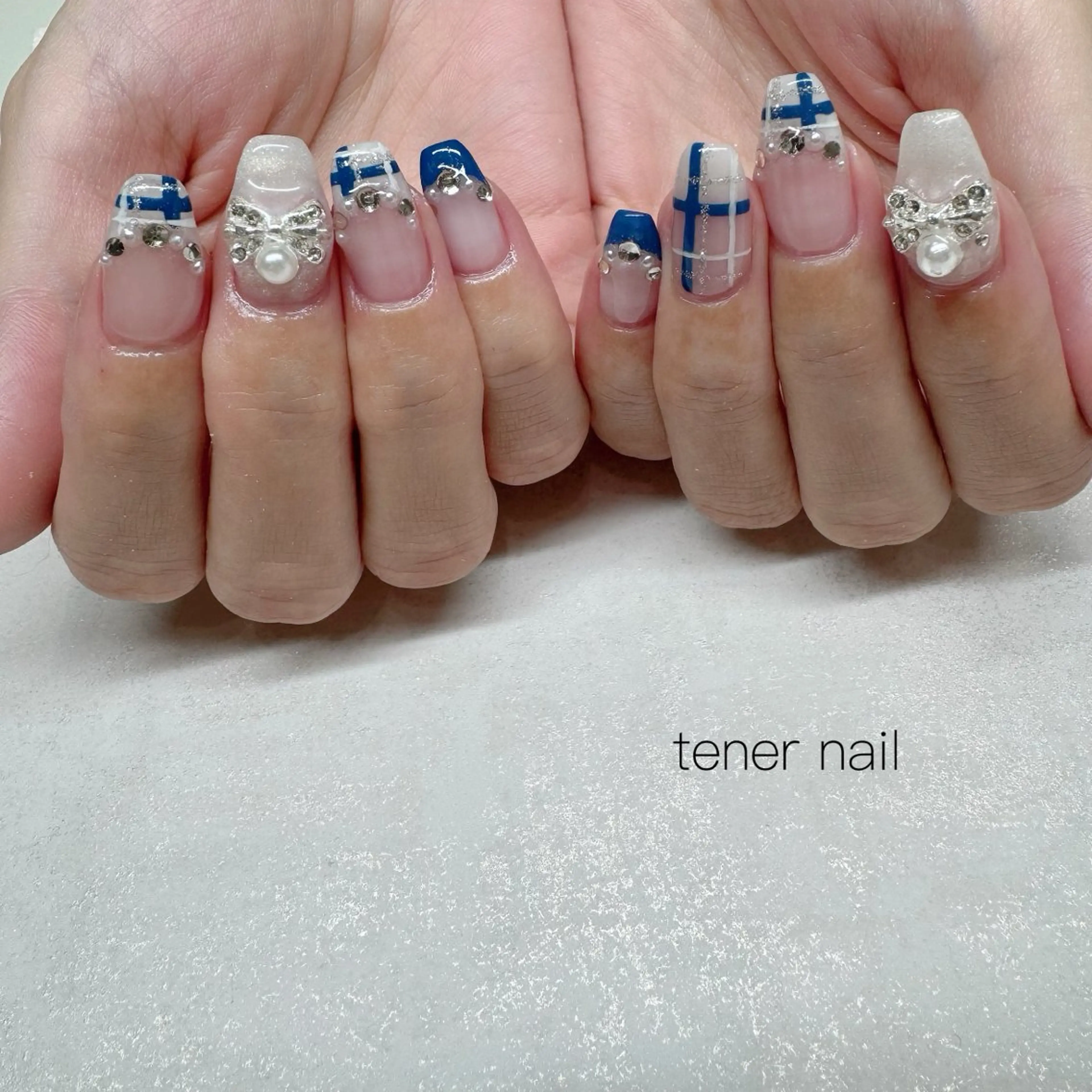 ネイル ブルー キラキラネイル ホワイト ハンドネイル テネルネイル tener nailのネイルデザイン