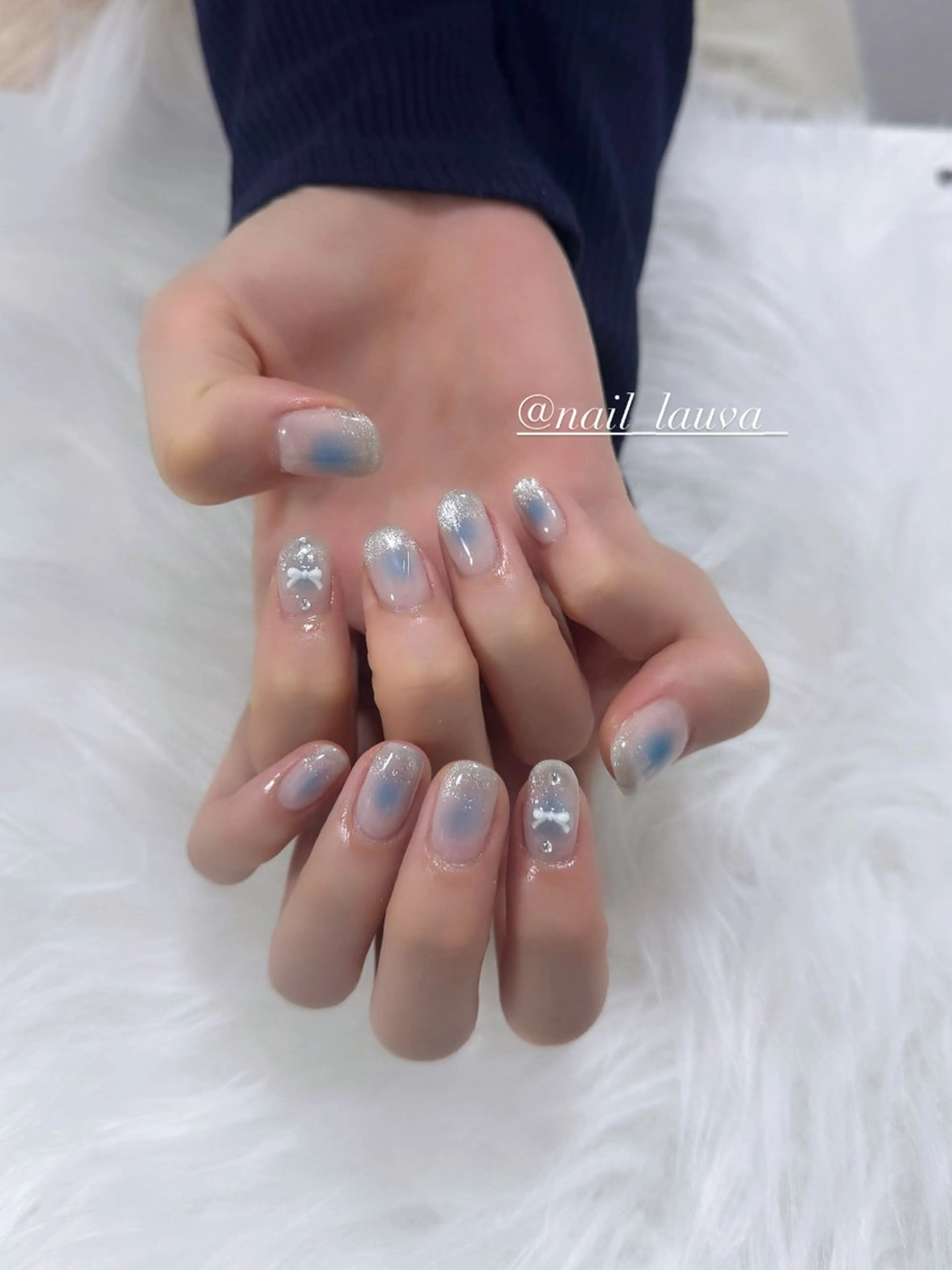 ネイル ブルー チークネイル nailsalon lauvaのネイルデザイン