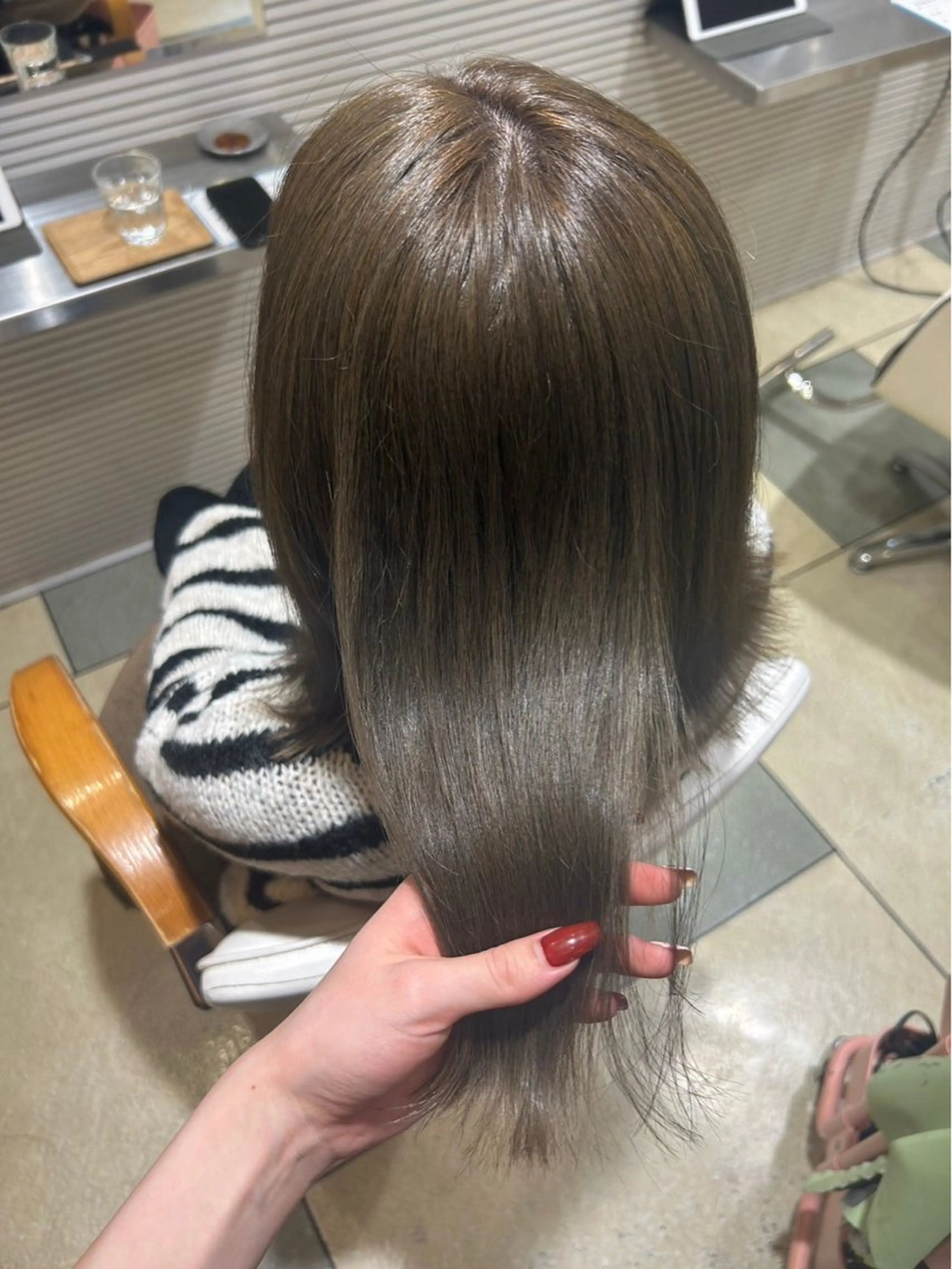 セミロング カラー momb 折戸結菜のヘアスタイル