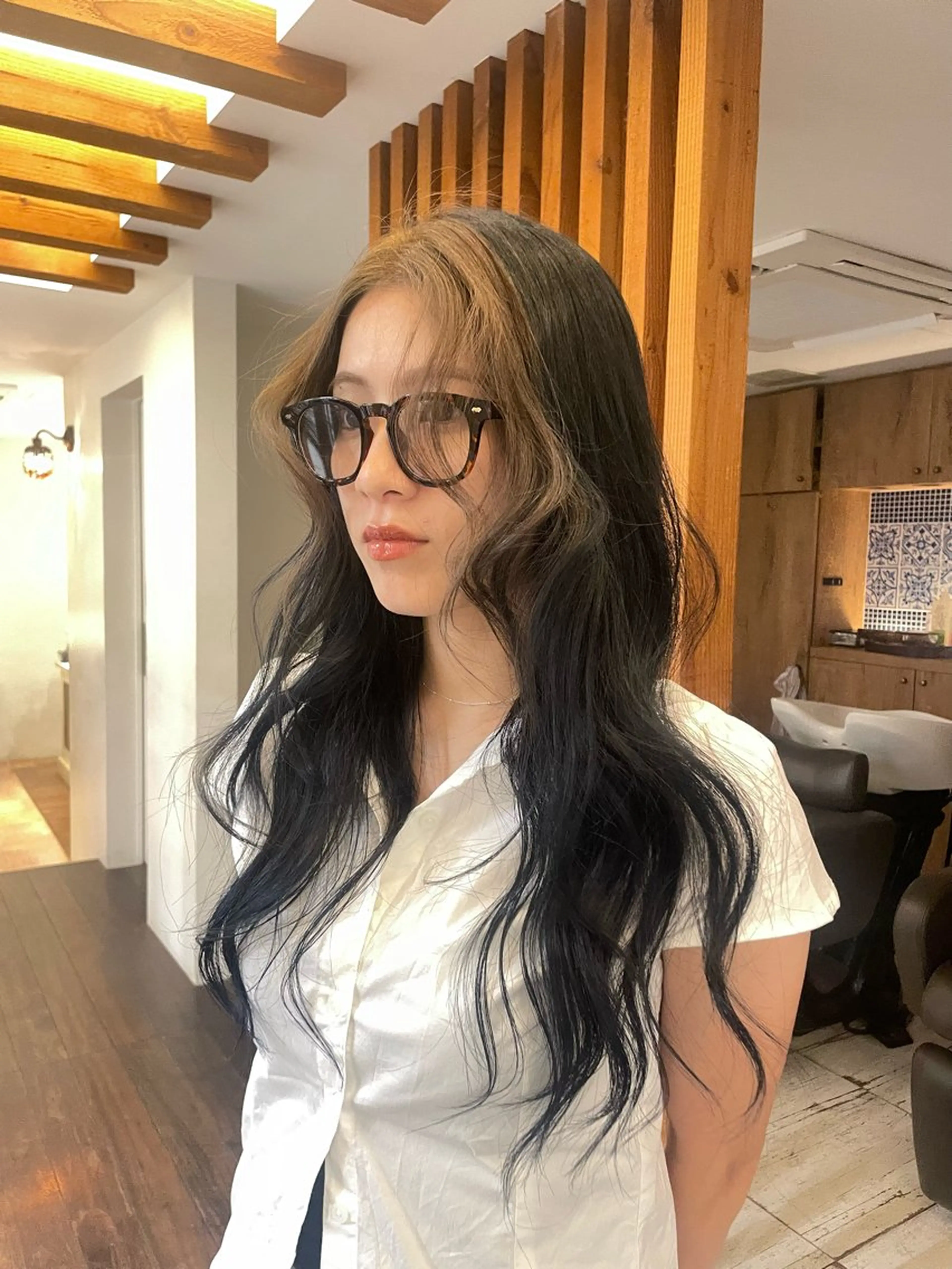 ロング カラー ベージュカラー 黒髪 ブリーチ ブルーカラー ブルーブラック ヘアカラー トリートメント リカ/ハイトーン ・オリーブ🍀のヘアスタイル