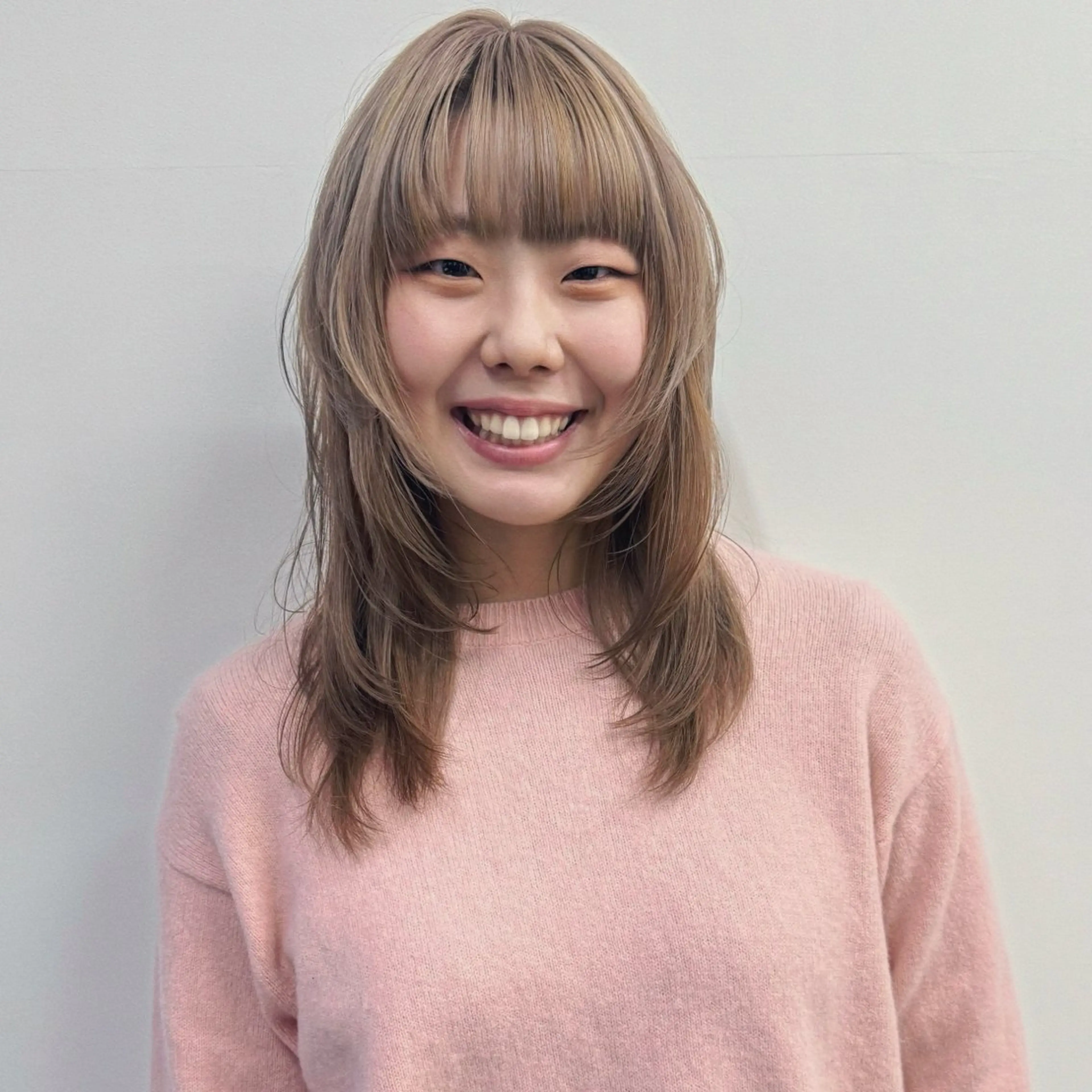 セミロング カラー ベージュカラー ブリーチ ケアブリーチ ダブルカラー イヤリングカラー スギヤマ ショウゴのヘアスタイル