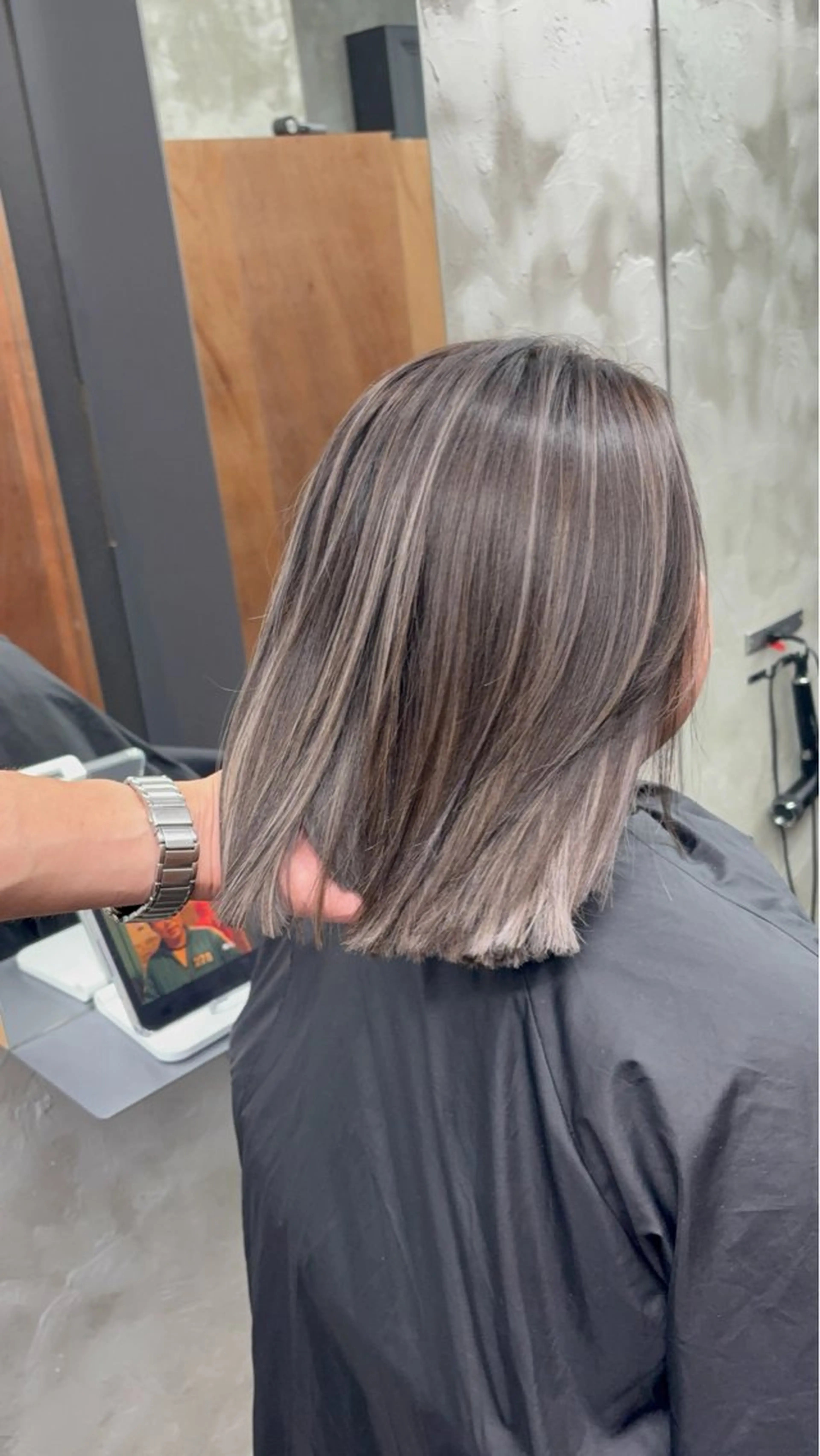 ミディアム カラー ヘアカラー ハイライト、レイヤー カット/西梅田/中西のヘアスタイル