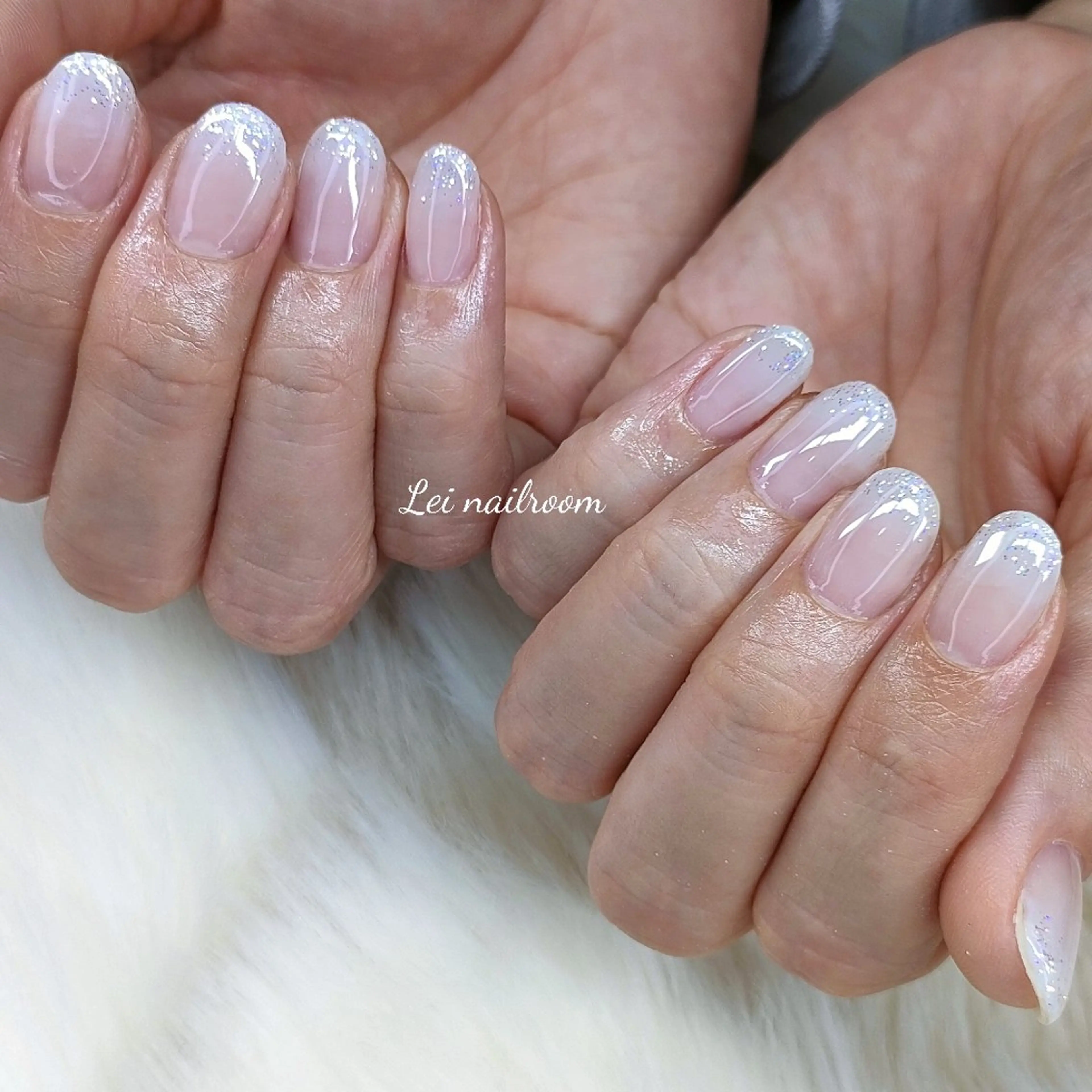 ネイル アートネイル グラデーション ラメ(グリッター) ホワイト lei🌼 nailroomのネイルデザイン