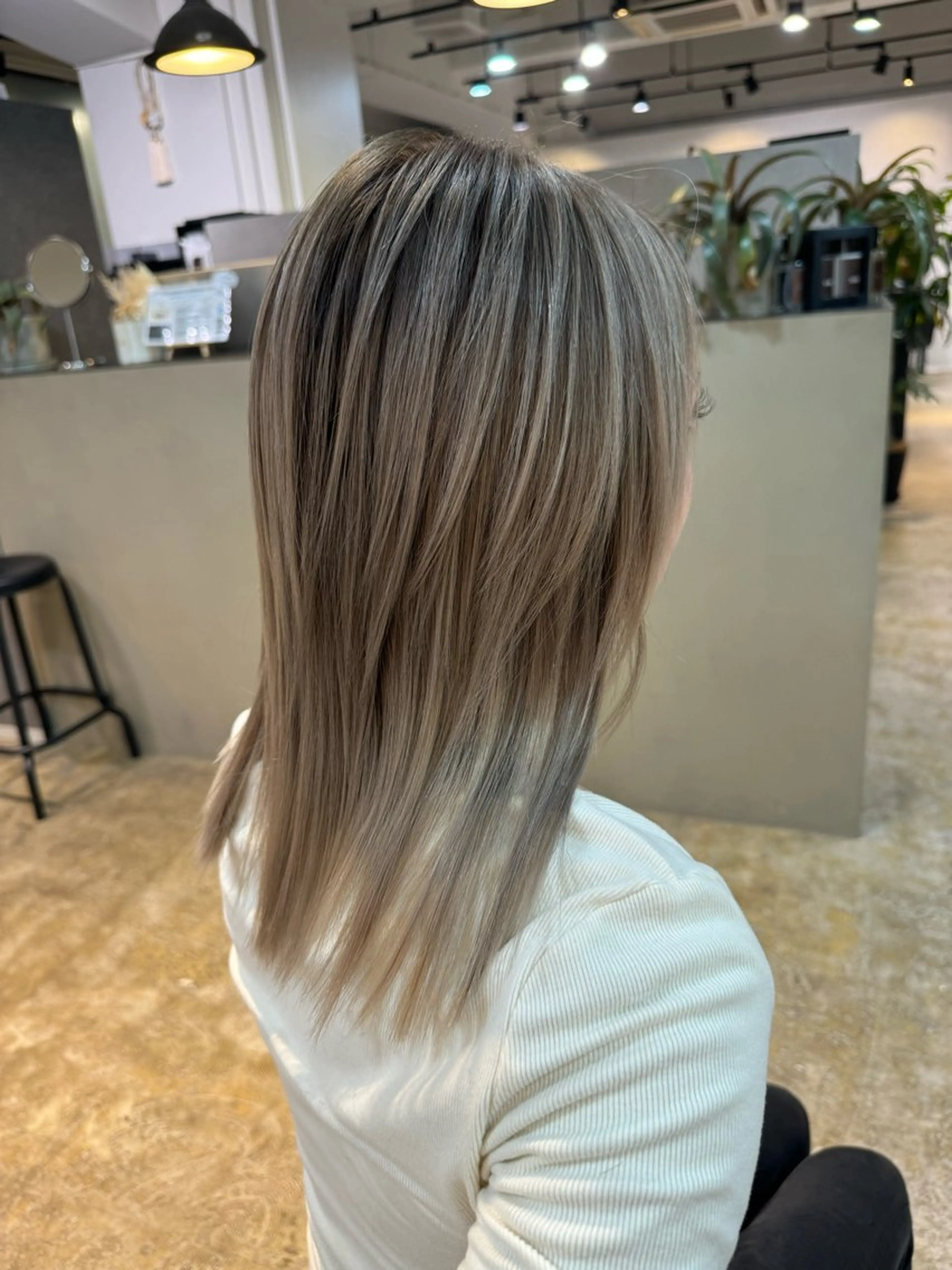 セミロング カラー バレイヤージュ ブリーチ レイヤーカット ヘアカラー Merly Osakaのヘアスタイル