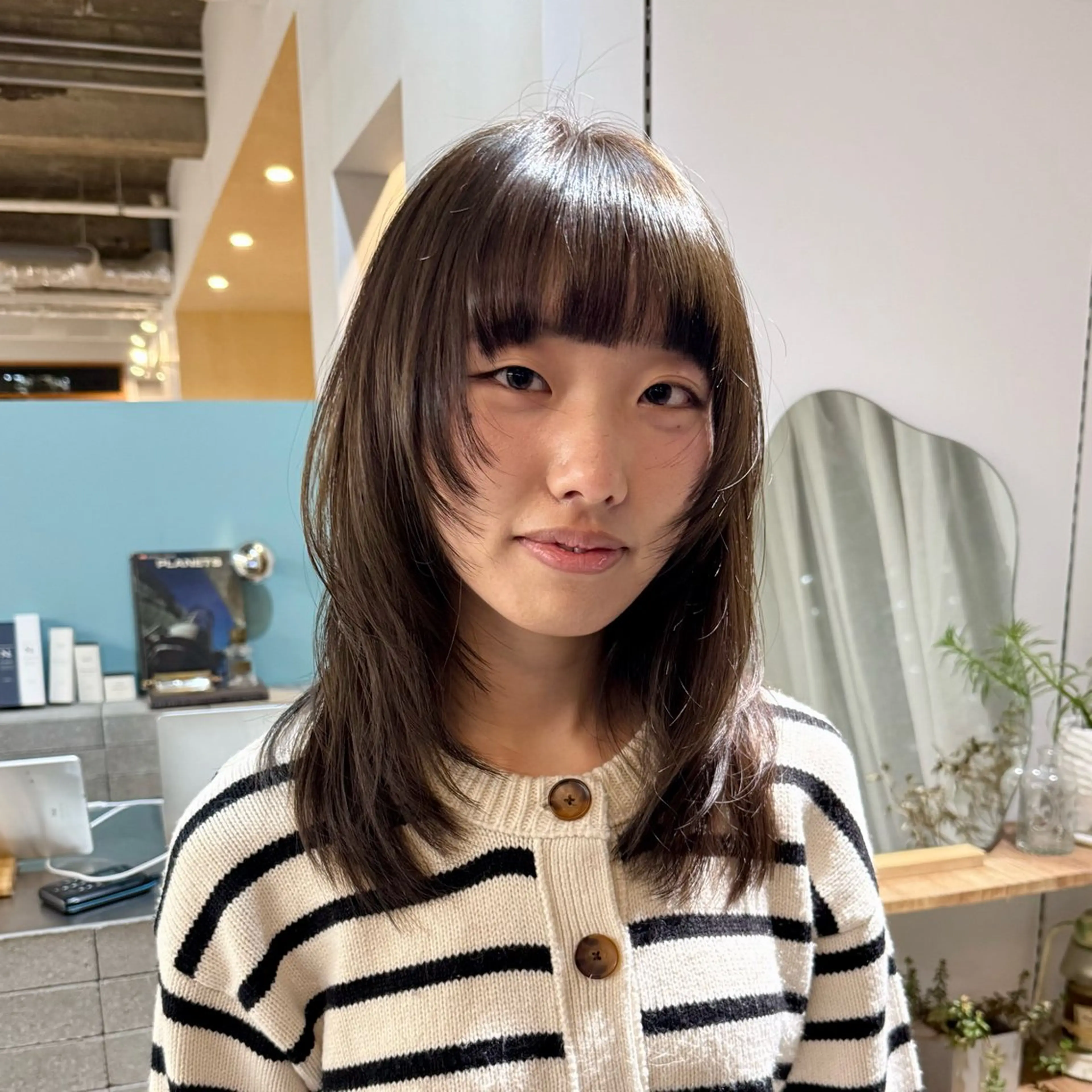 セミロング カラー ブラウンカラー オリーブブラウン レイヤーカット カット ヘアカラー cipre シンモン チナリのヘアスタイル