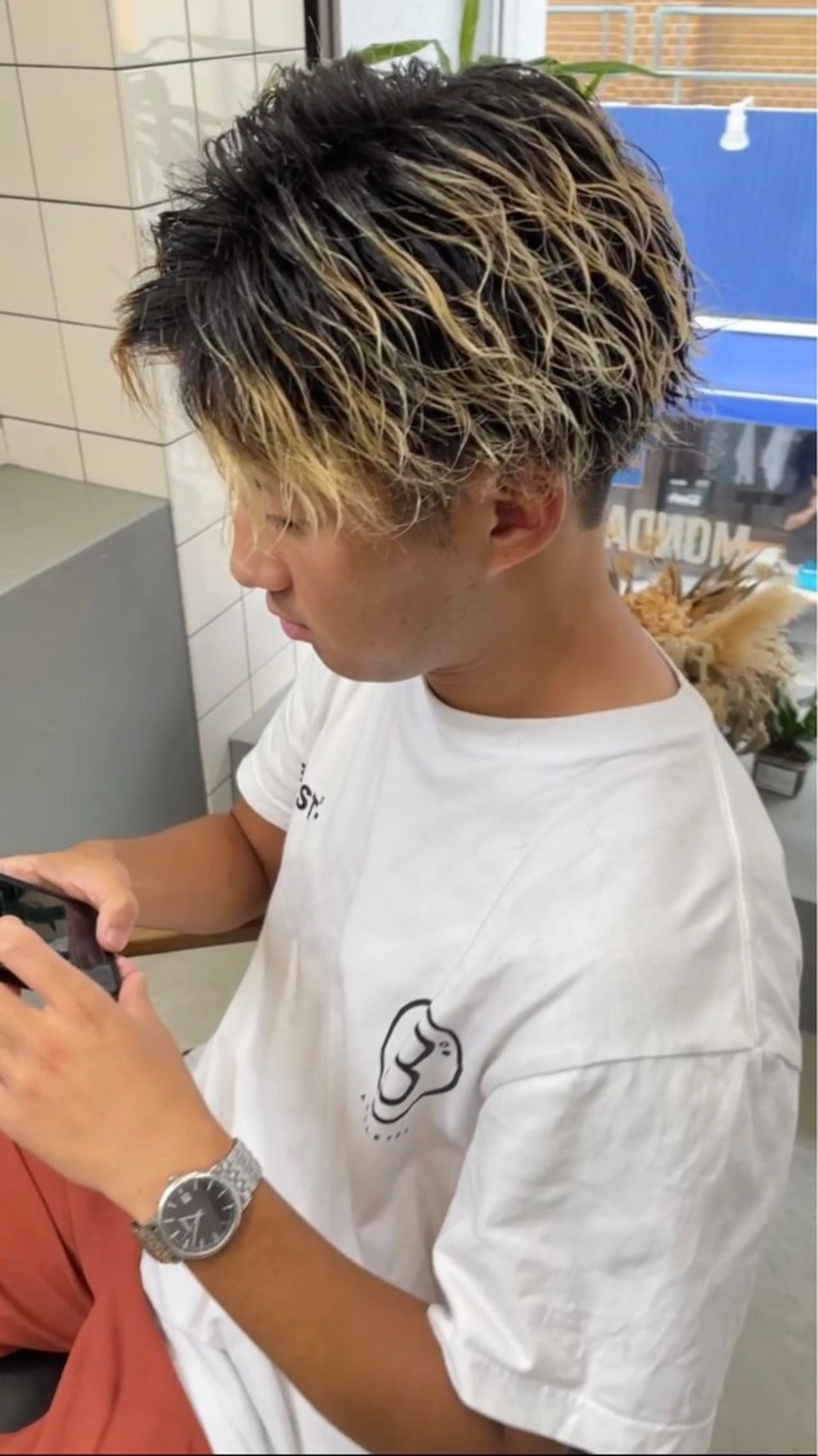 ショート パーマ メンズ メンズブリーチ フェードカット メンズハイライト メンズメッシュ マッシュ メンズ専門サロン wokeのヘアスタイル