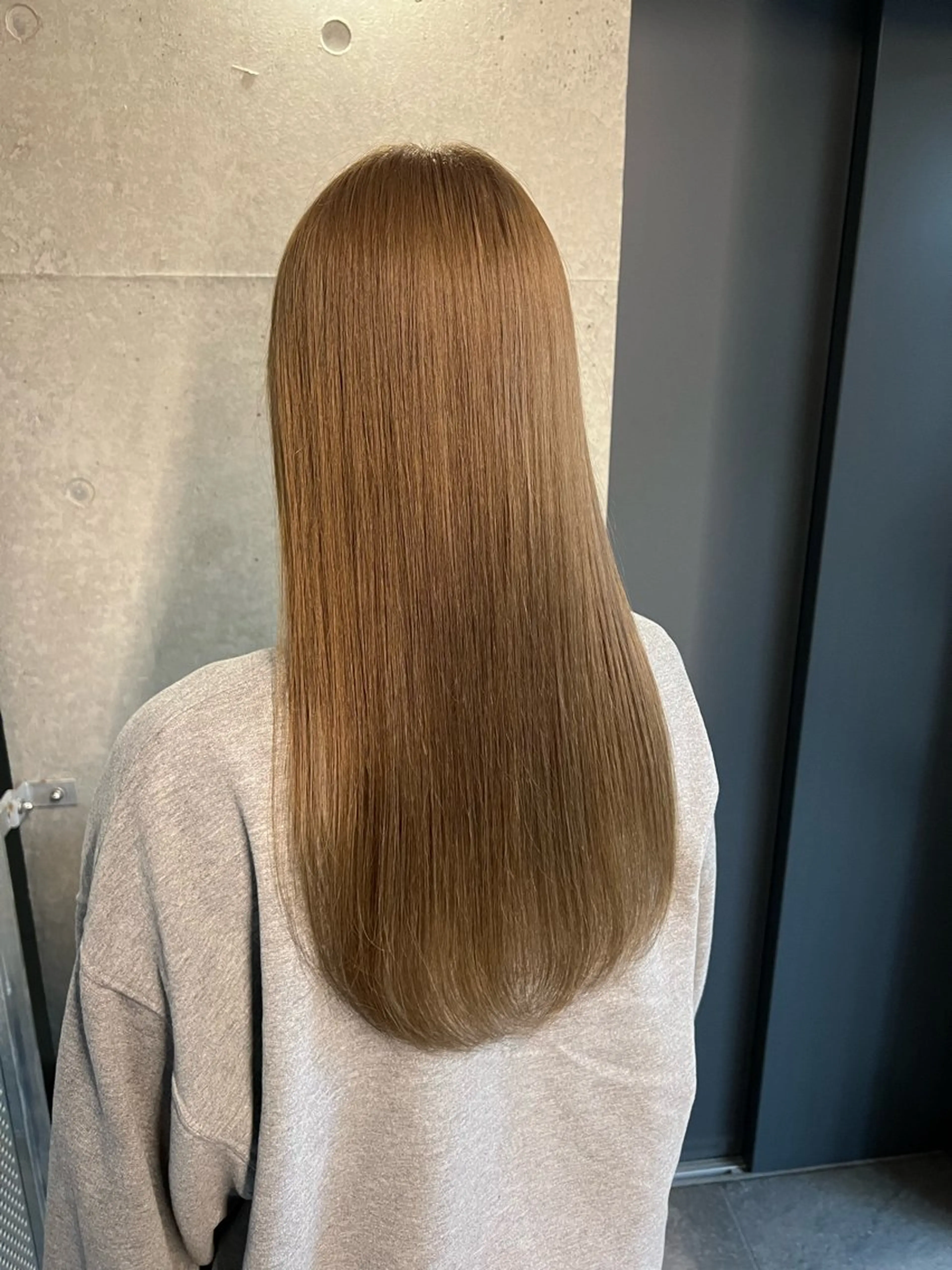 ロング カラー ベージュカラー ミルクティーベージュ ＤＥＳＴ所属・吉野 瑳桜のヘアスタイル