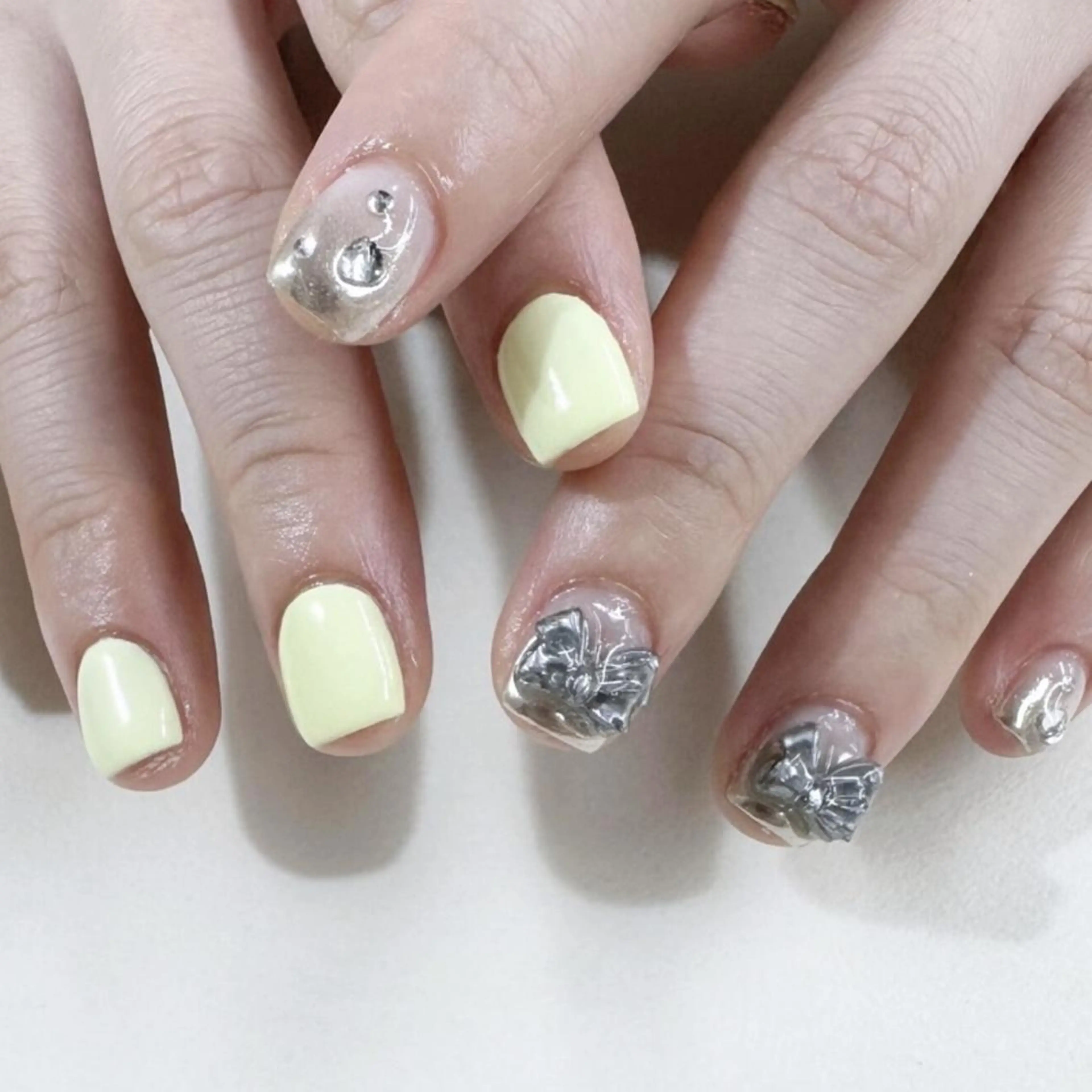 ネイル ジェルネイル 韓国ネイル ニュアンスネイル リボン ワンホンネイル nailstudio eviz新宿店のネイルデザイン