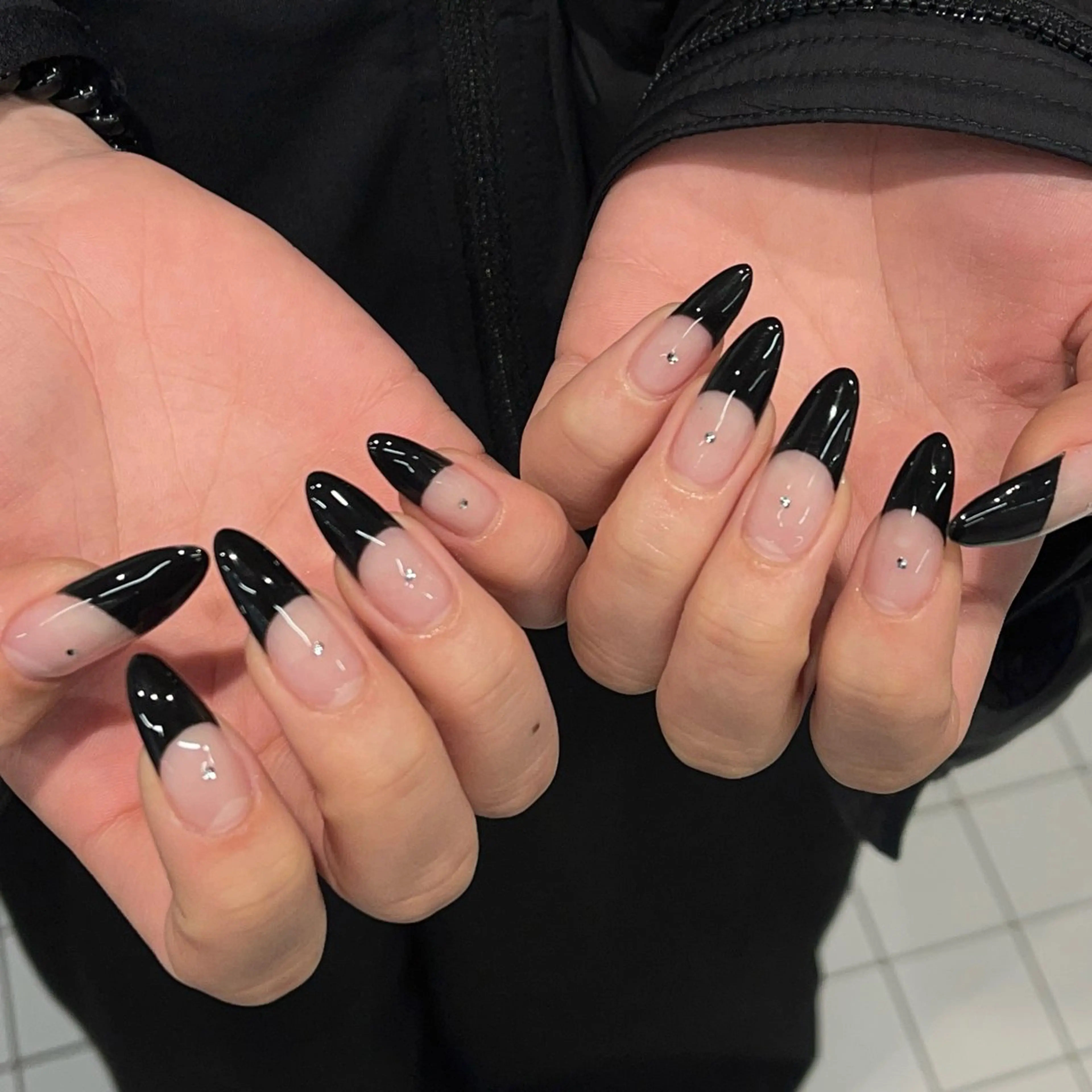 ネイル フレンチネイル キラキラネイル ロングネイル リボン 冬ネイル ハンドネイル eight nail 春菜のネイルデザイン