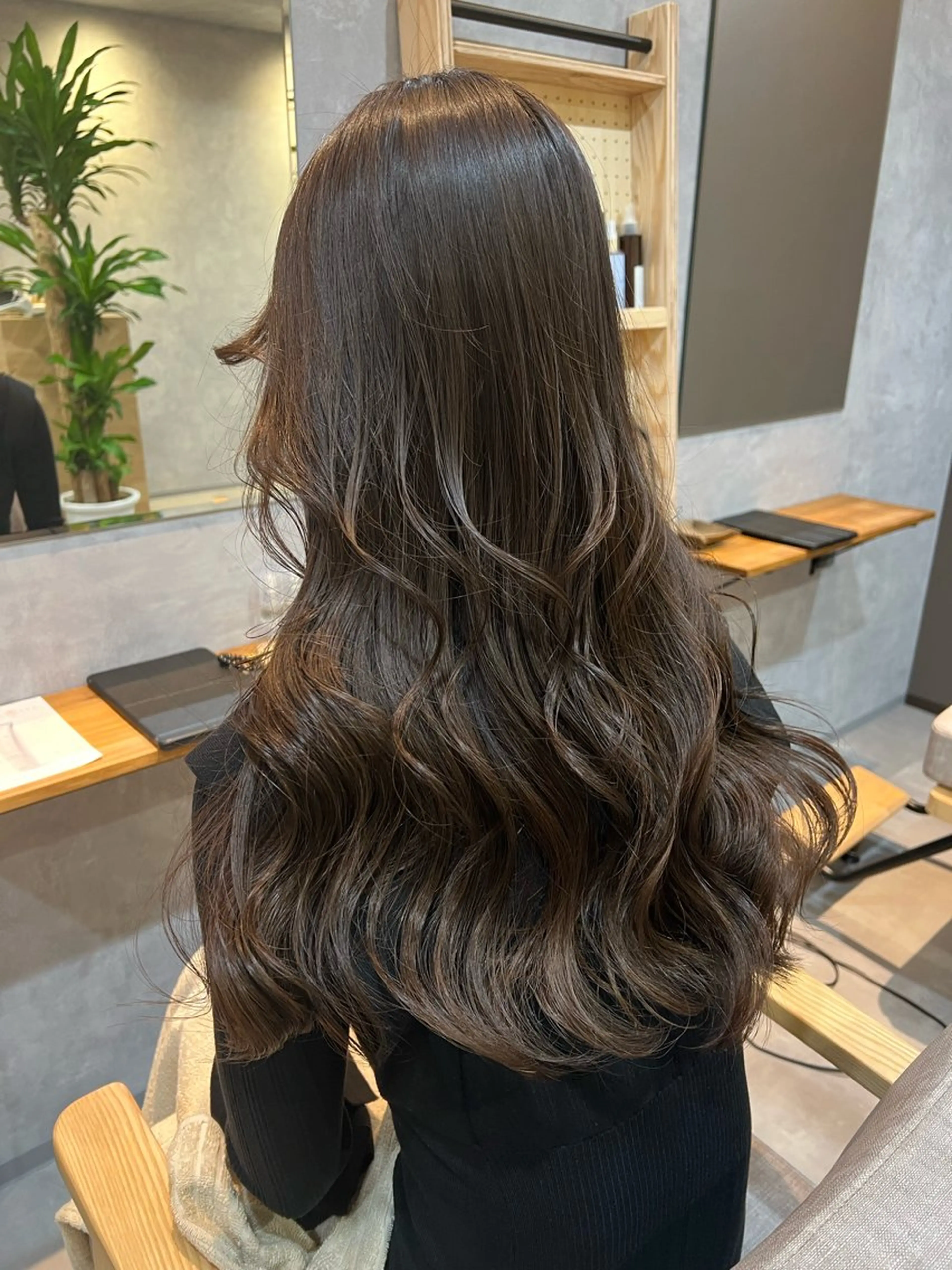 ロング カラー アッシュ ベージュカラー ケアカラー グレージュ くびれヘア 中村 ひなたのヘアスタイル