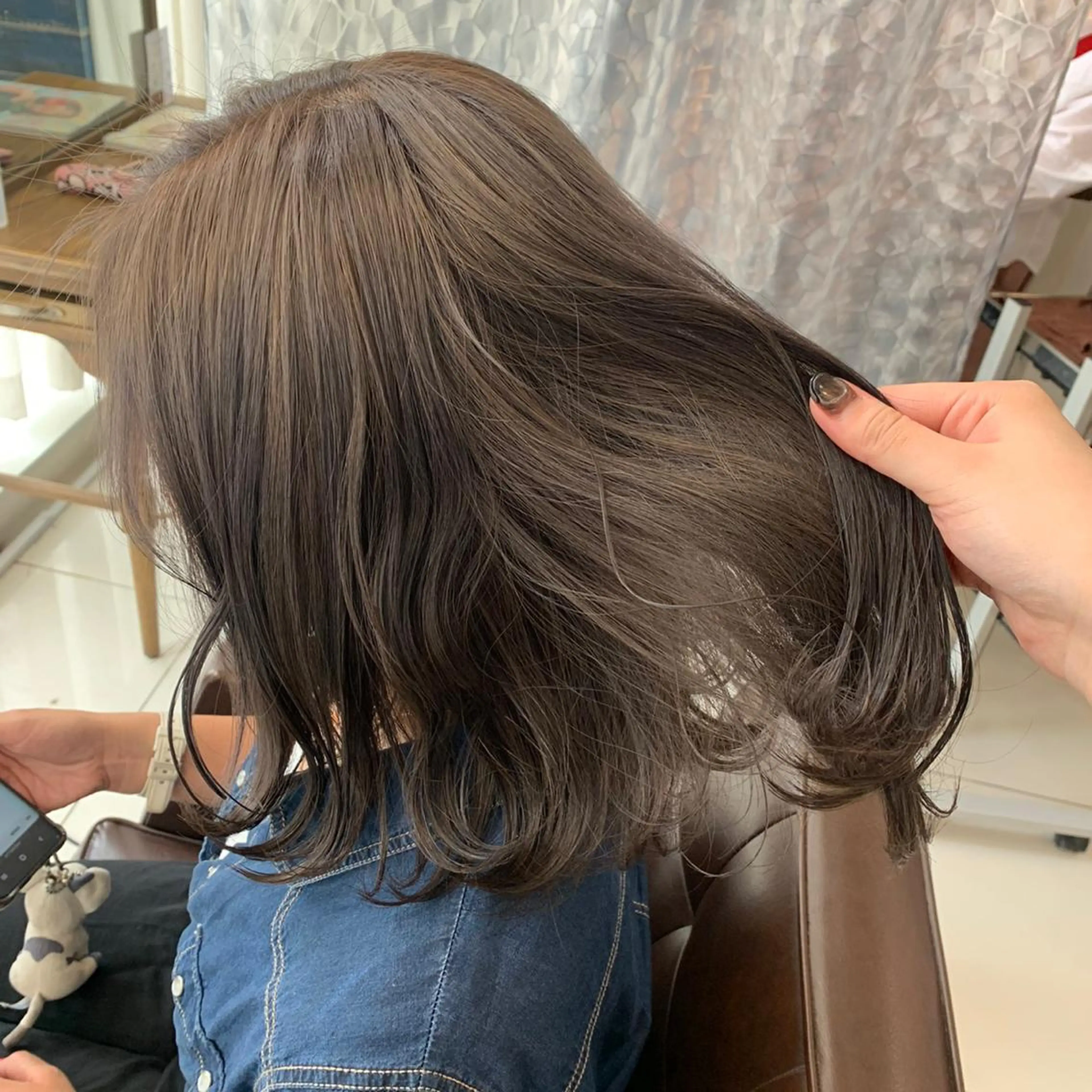 ミディアム カラー グレージュ Kazusa/川越/ エクステ/ハイトーンのヘアスタイル