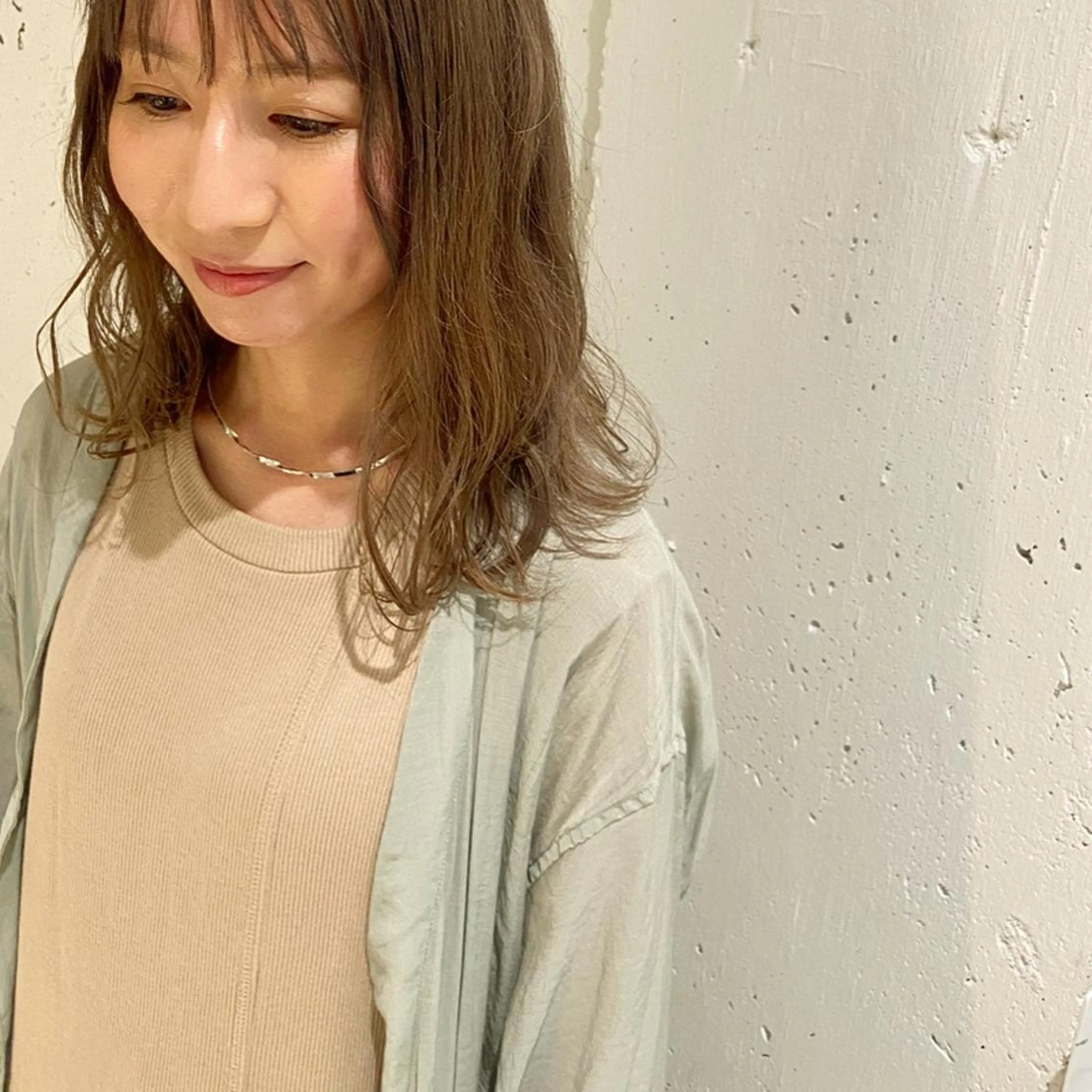 ミディアム カラー ベージュカラー ブリーチ ケアブリーチ 透明感カラー カジュアルを女っぽく 𝗮𝘆𝗮𝗰𝗼のヘアスタイル