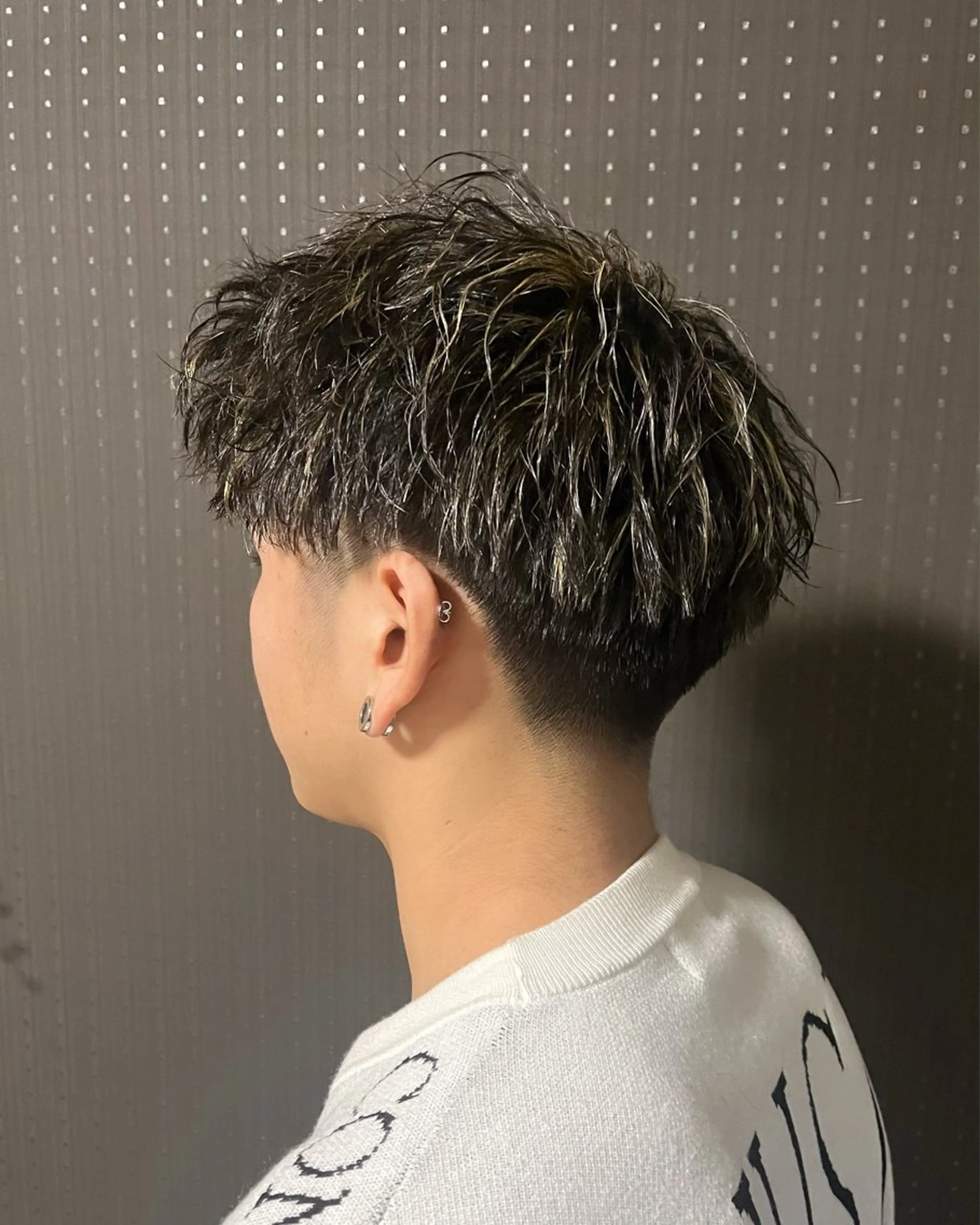 カラー メンズ メンズパーマ デザインカラー ダブルカラー 髪質改善 縮毛矯正 海瑠万／メンズパーマ ／ブリーチ／フェードのヘアスタイル