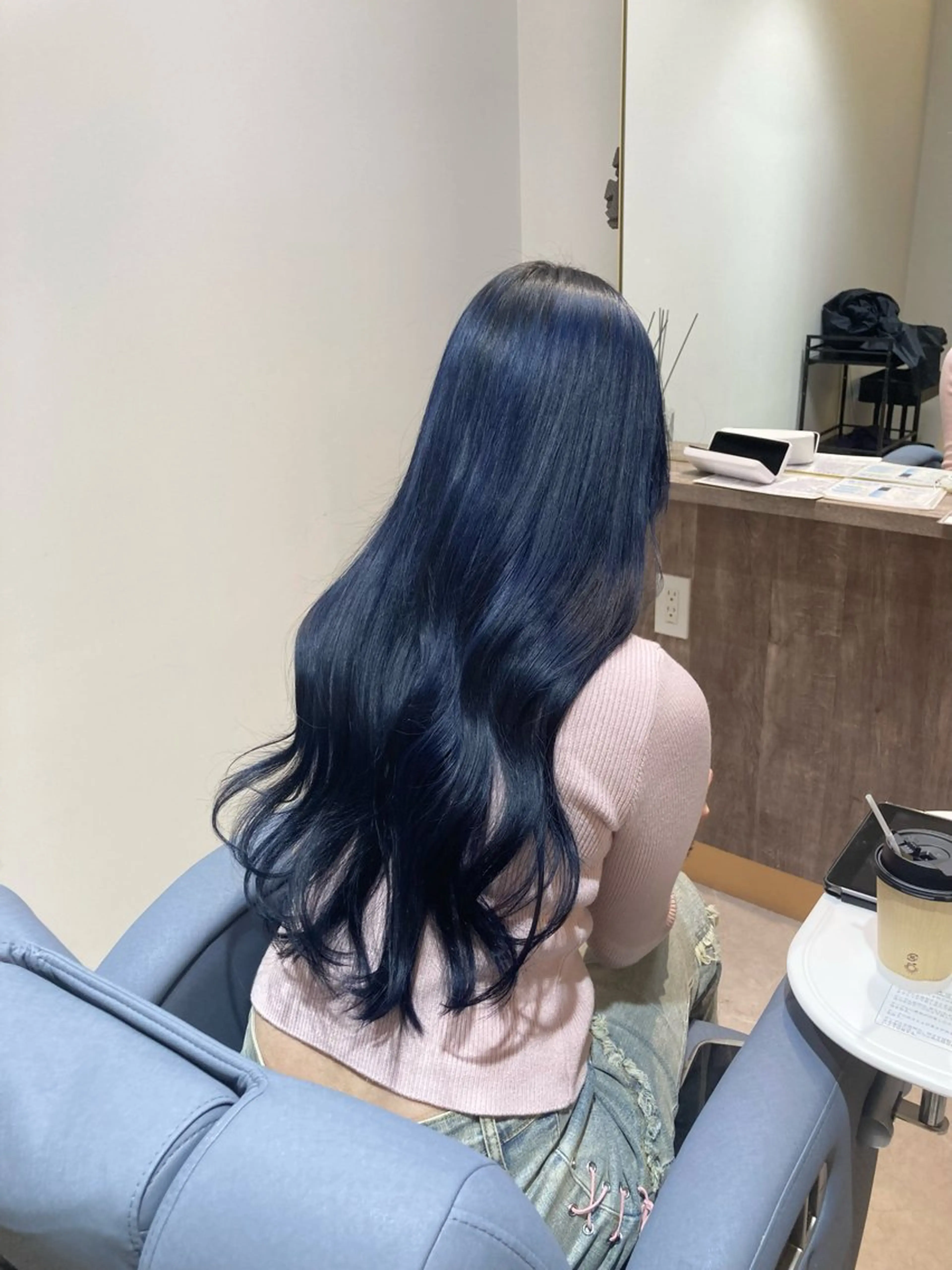 ロング カラー 黒髪 ブリーチ ブルーカラー ブルーブラック ヘアカラー トリートメント ピンクカラー🎀 米津 美佑のヘアスタイル