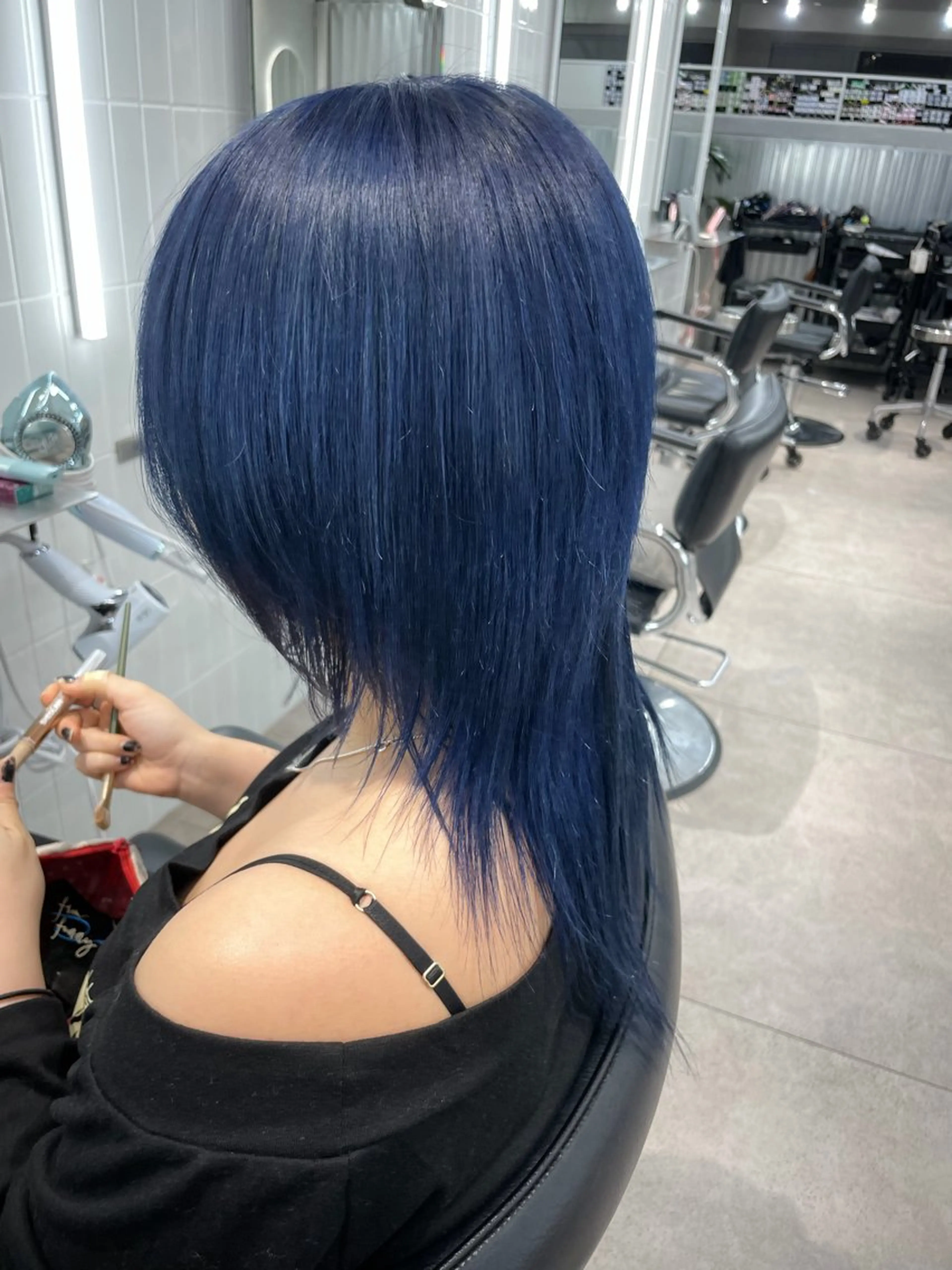 セミロング カラー アッシュ ブリーチ ブルーカラー ケアブリーチ ネイビーカラー ヘアカラー トリートメント 表参道/ハイライト バレイヤージュのヘアスタイル