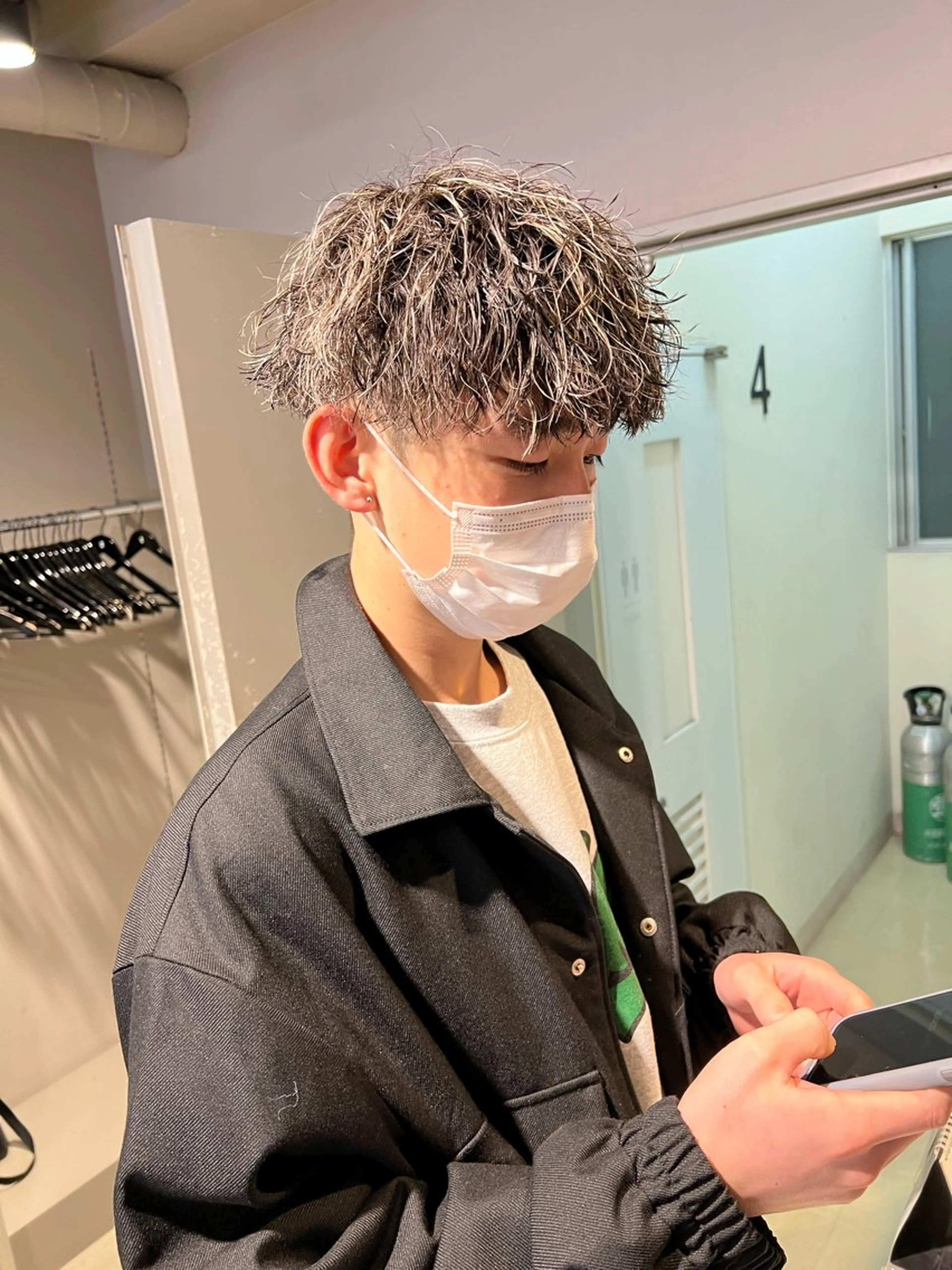 ミディアム パーマ メンズ ミディアムパーマ センターパート メンズ韓国風 韓国マッシュ マッシュウルフ メンズパーマ特化 TAIGAのヘアスタイル