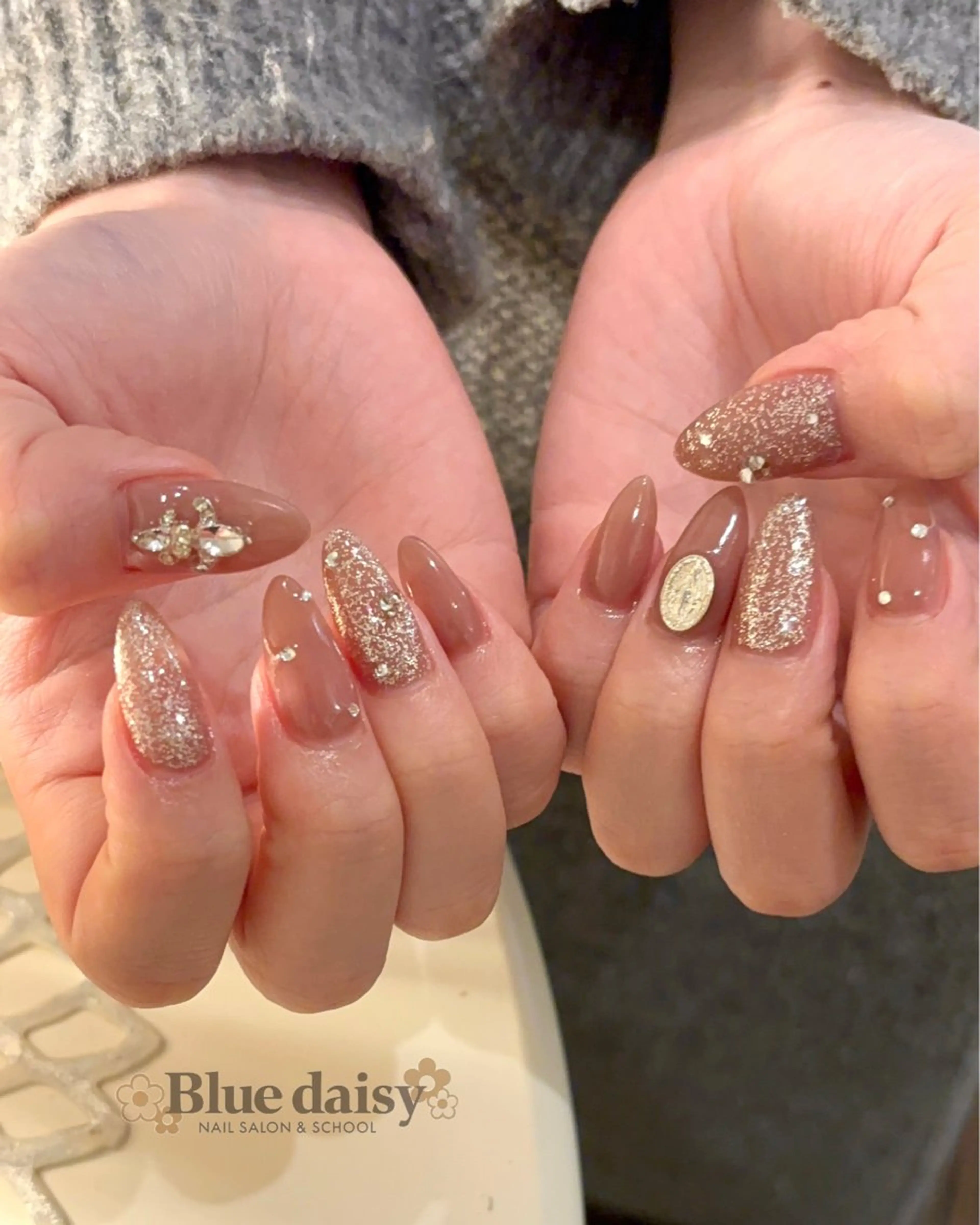 ネイル ジェルネイル キラキラネイル マグネットネイル 持ち込み パラジェル Blue daisy 栄本店のネイルデザイン