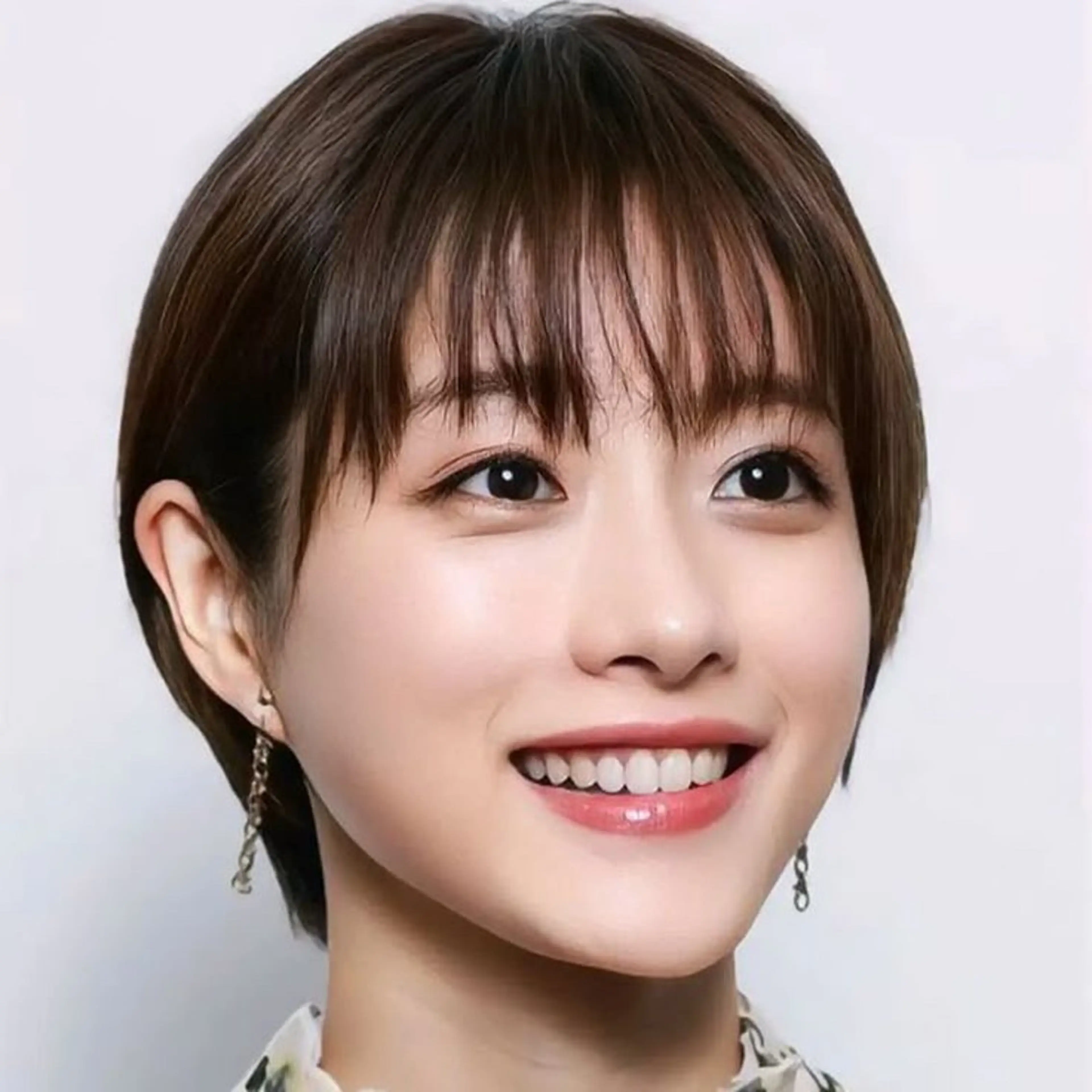 ショート 曲がる縮毛矯正 センターパートのヘアスタイル