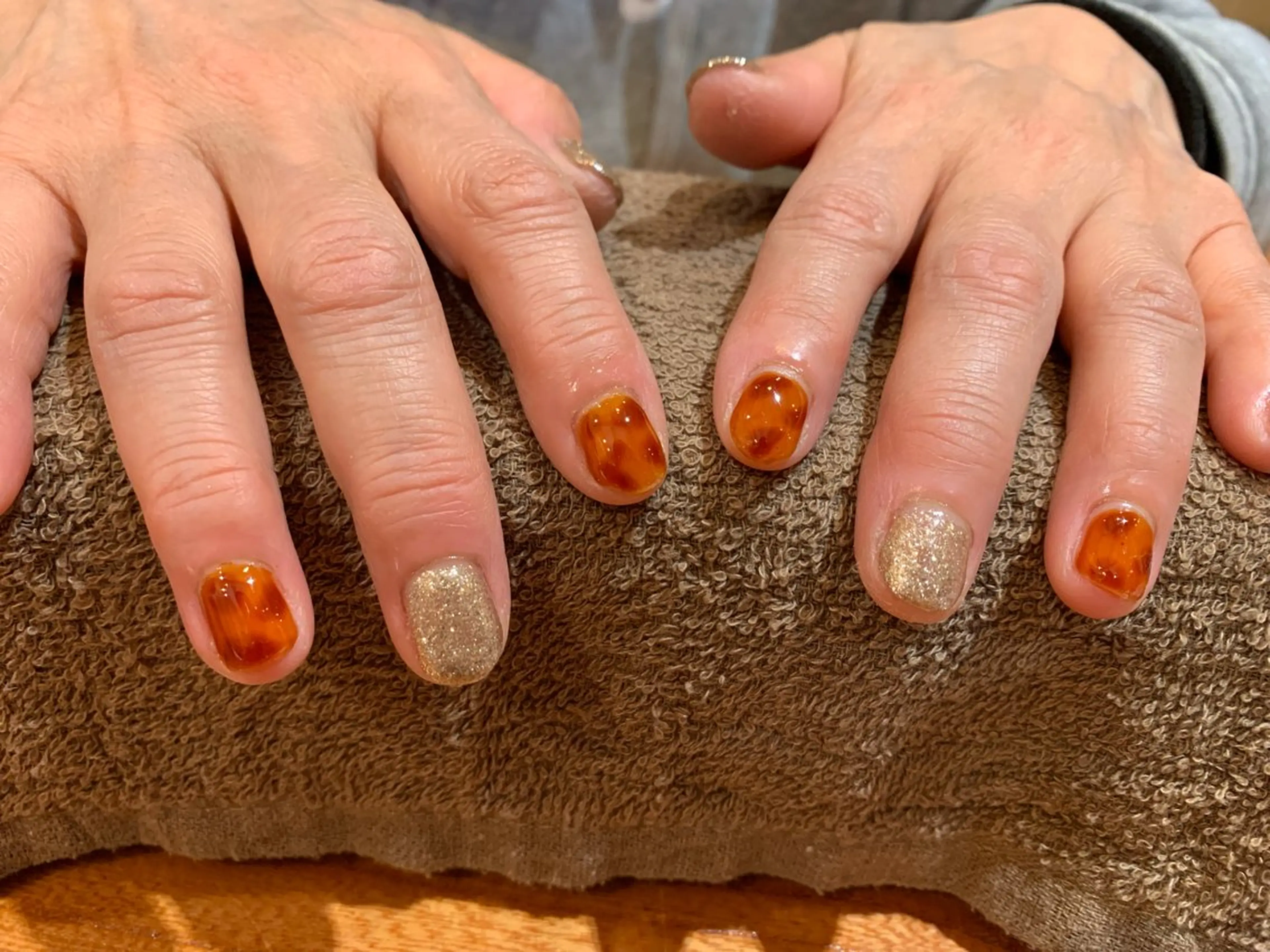 ネイル アートネイル べっ甲ネイル ゴールド ハンドネイル 芳賀 暦美のネイルデザイン