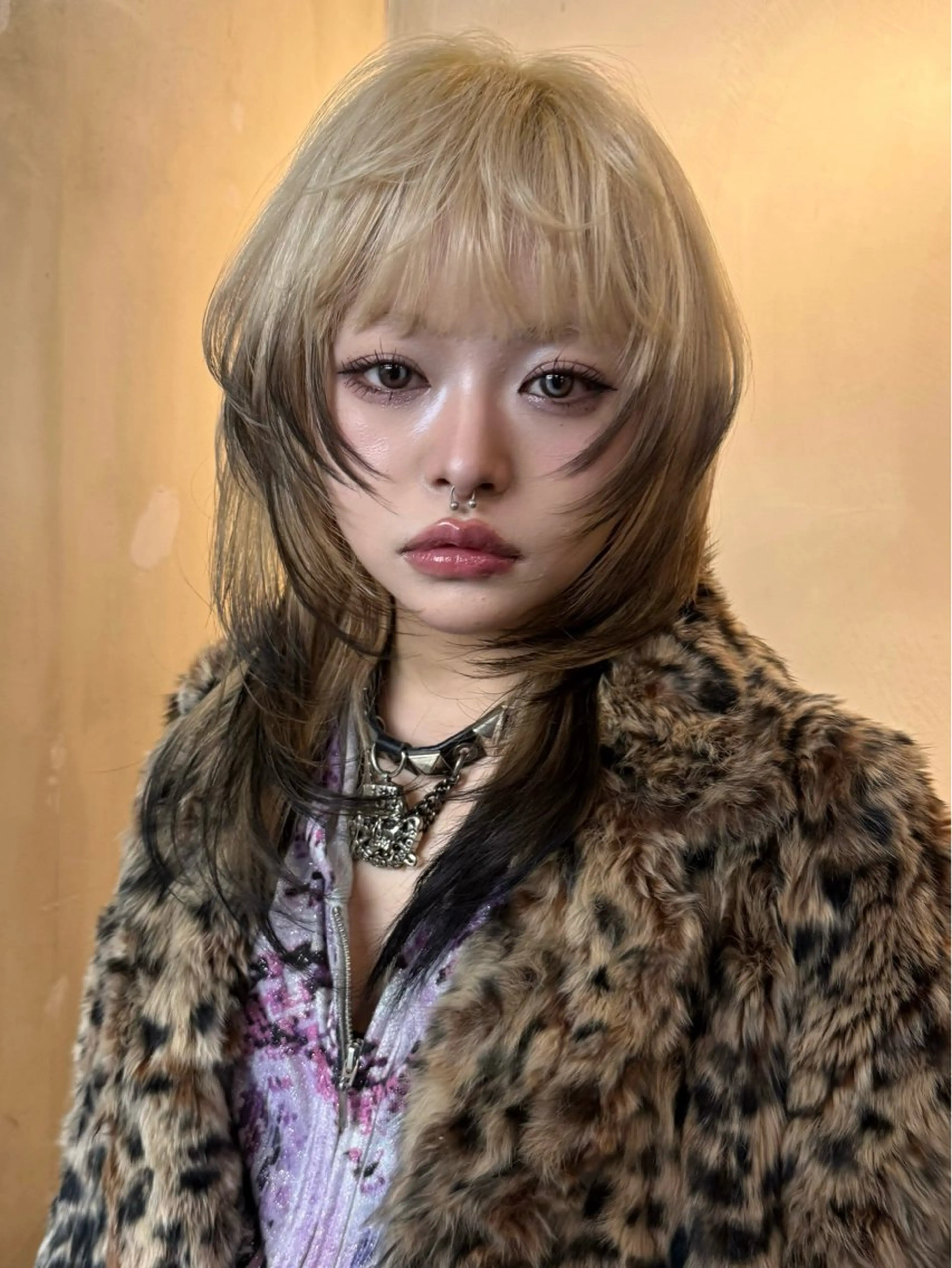 セミロング カラー イツク ⚡️ ルーツ/ハイトーンのヘアスタイル