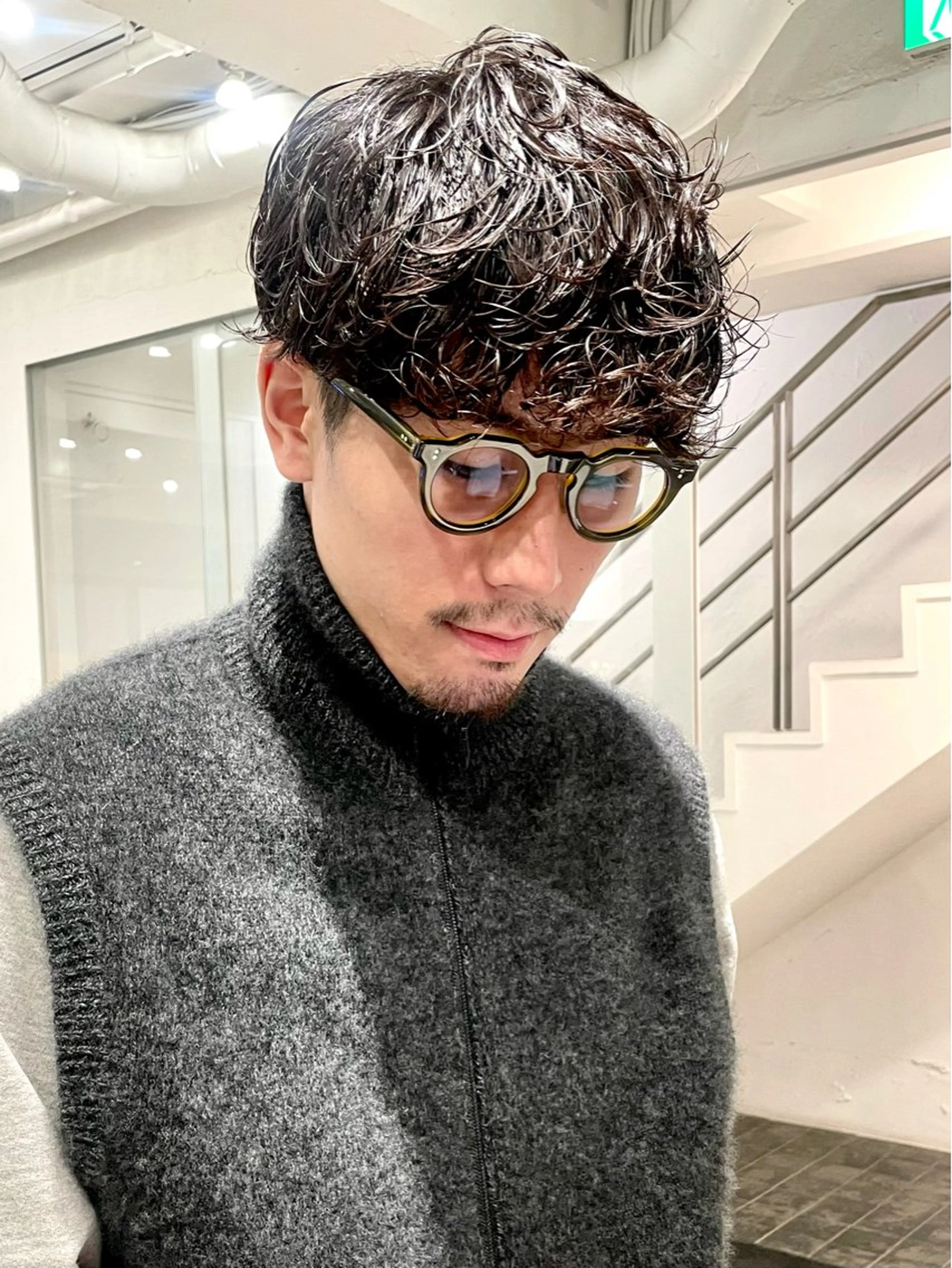 ショート パーマ メンズ メンズブリーチ センターパート メンズハイライト メンズハイトーン メンズインナーカラー カット パーマ トリートメント スパイラルパーマ 🌐hina⭐️のヘアスタイル