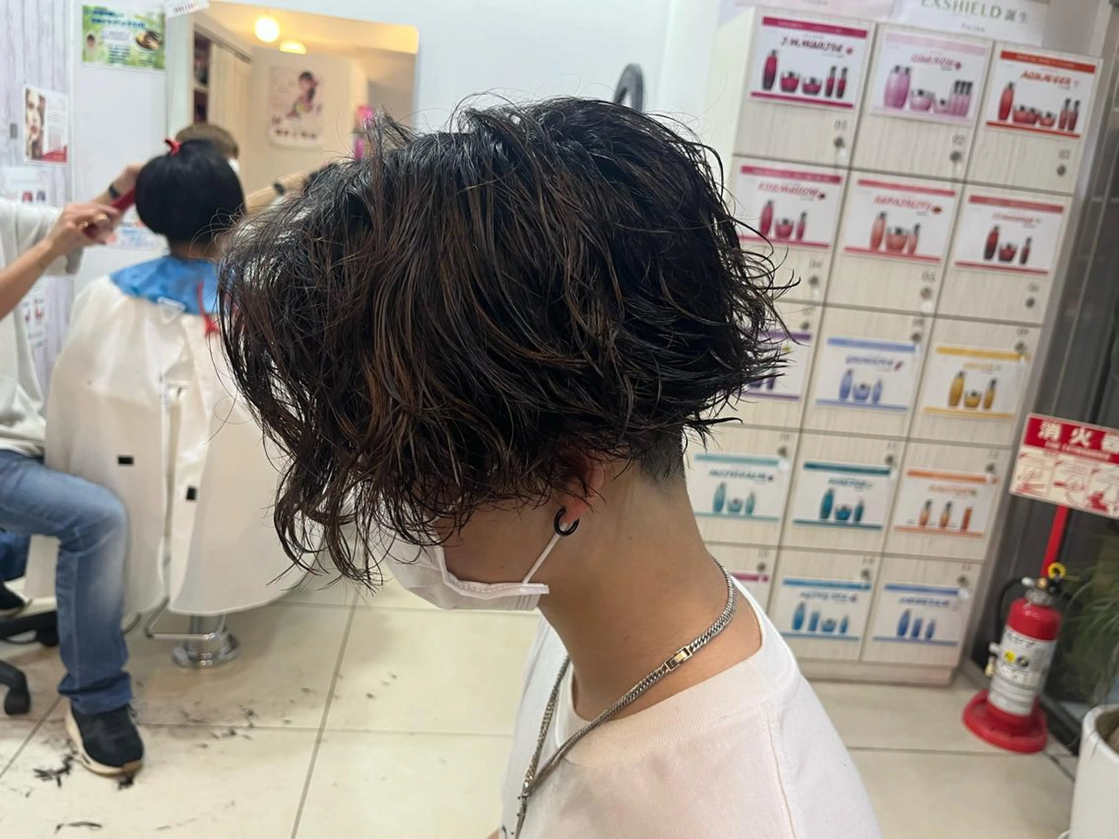 ミディアム パーマ メンズ センターパート カット パーマ 韓国メンズヘア/ 毛流れヘア　須田龍世のヘアスタイル