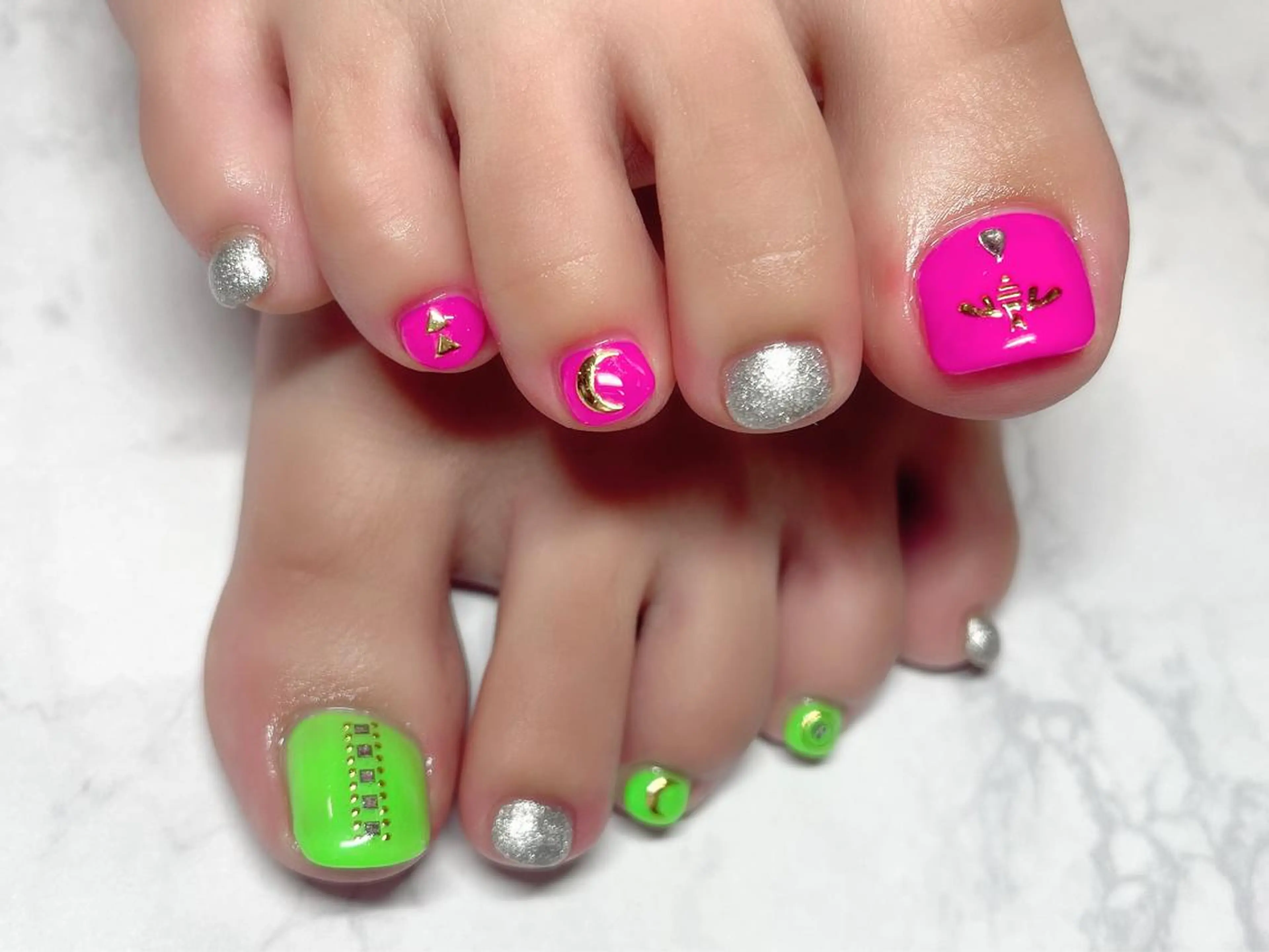 ネイル グリーン ピンク フットネイル Nail Salon KURELLYのネイルデザイン