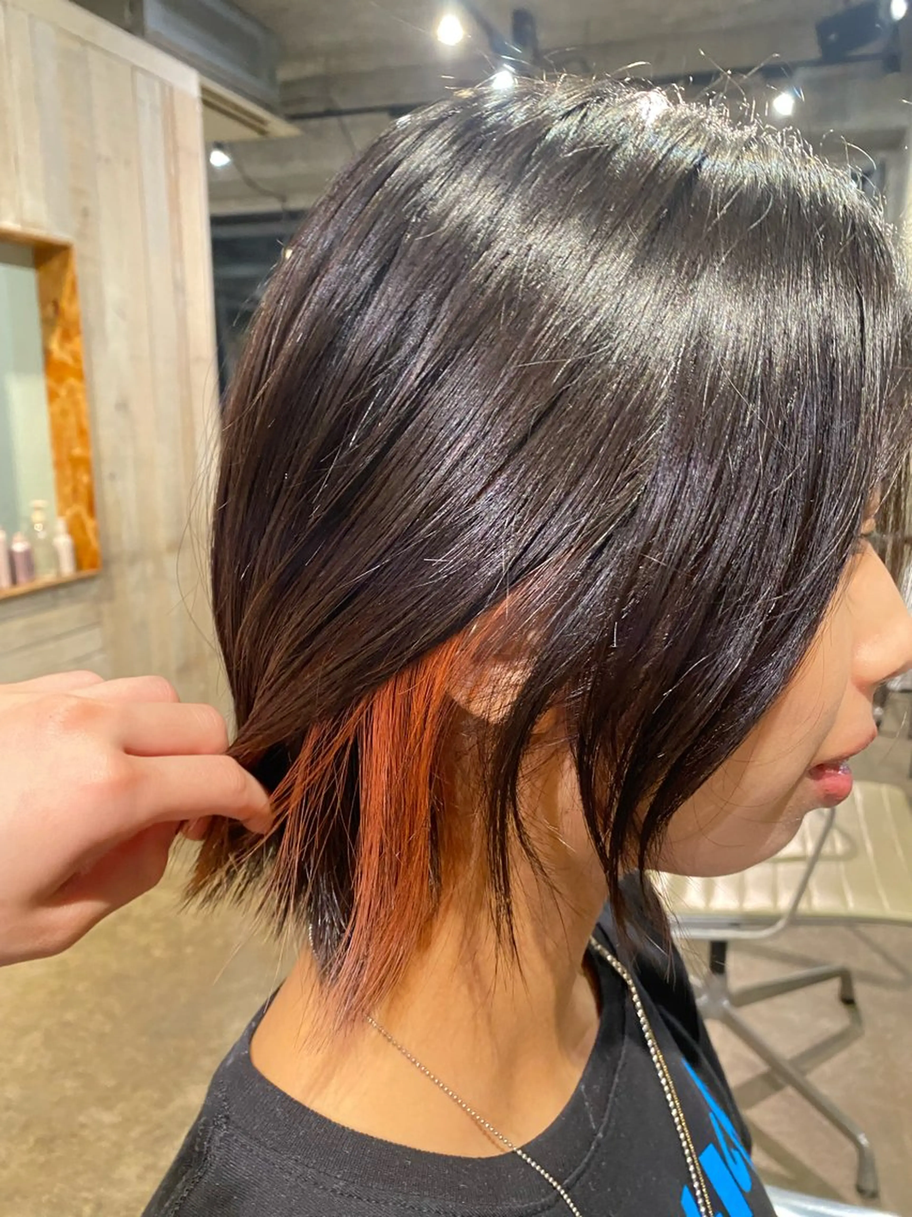 ショート ブリーチカラー/ブロ ンドレイヤーカットのヘアスタイル