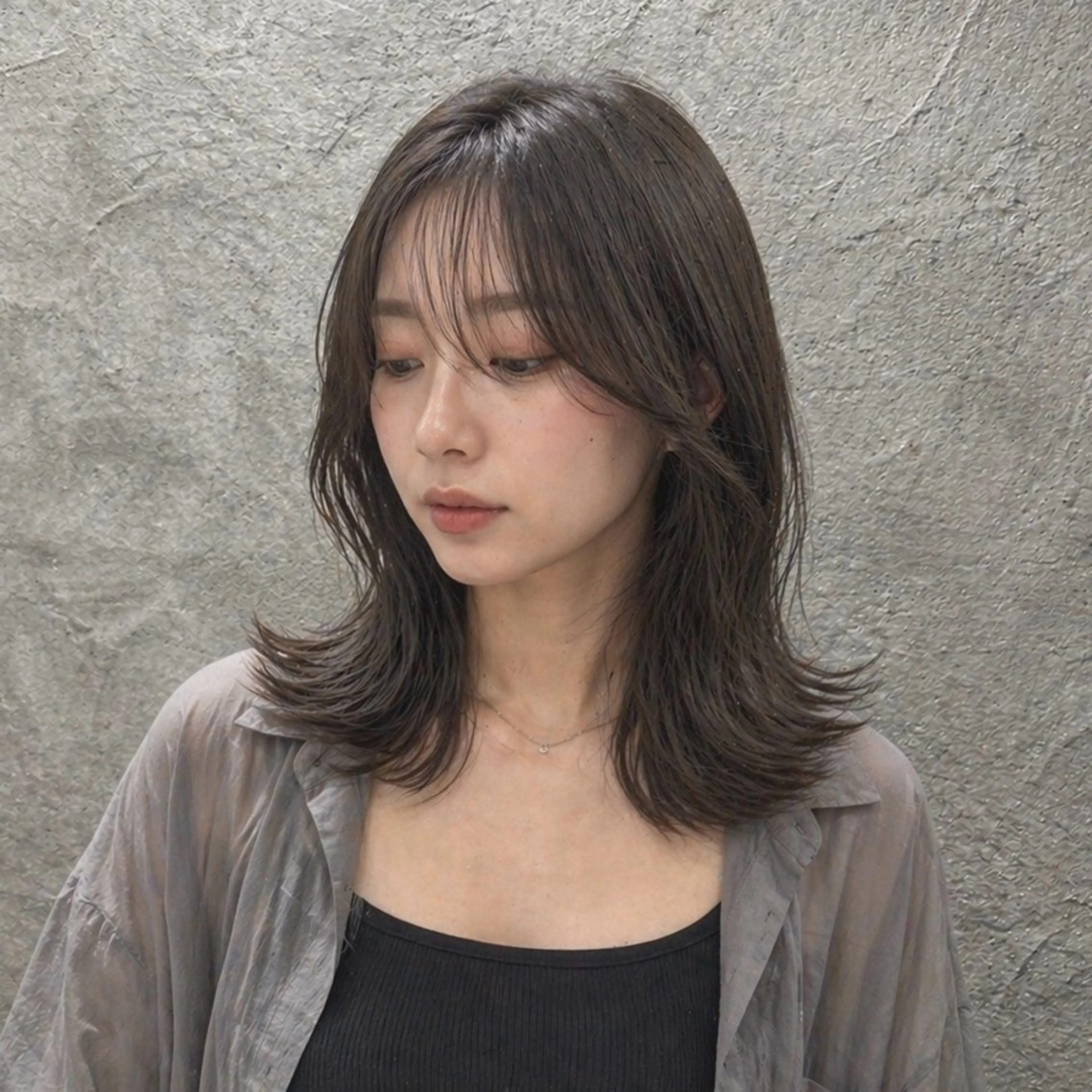 ミディアム 小島 咲音/艶カラー /レイヤー/縮毛矯正のヘアスタイル