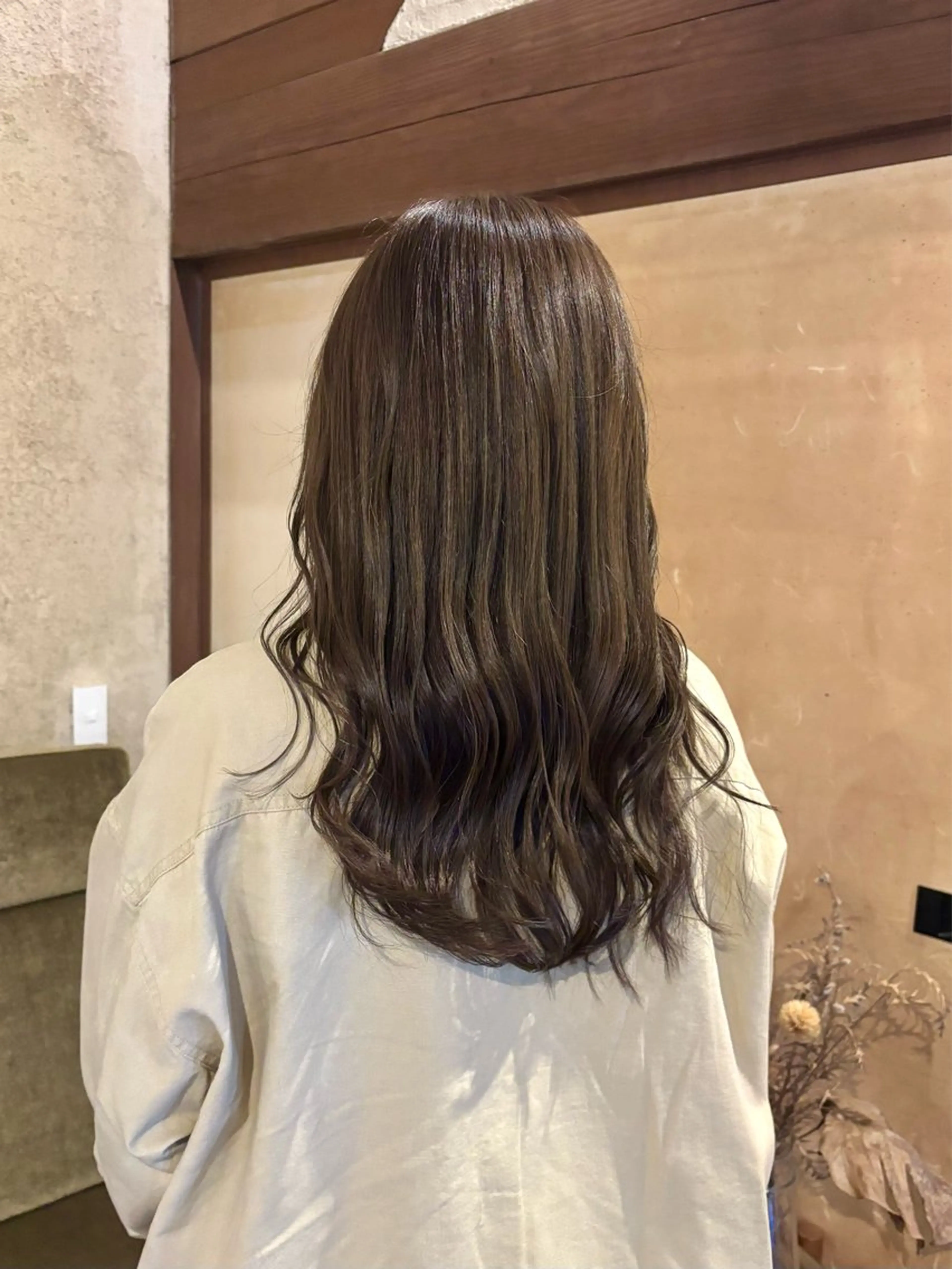 ロング カラー ベージュカラー オリーブベージュ カット ヘアカラー 岩瀬 瑠璃子のヘアスタイル