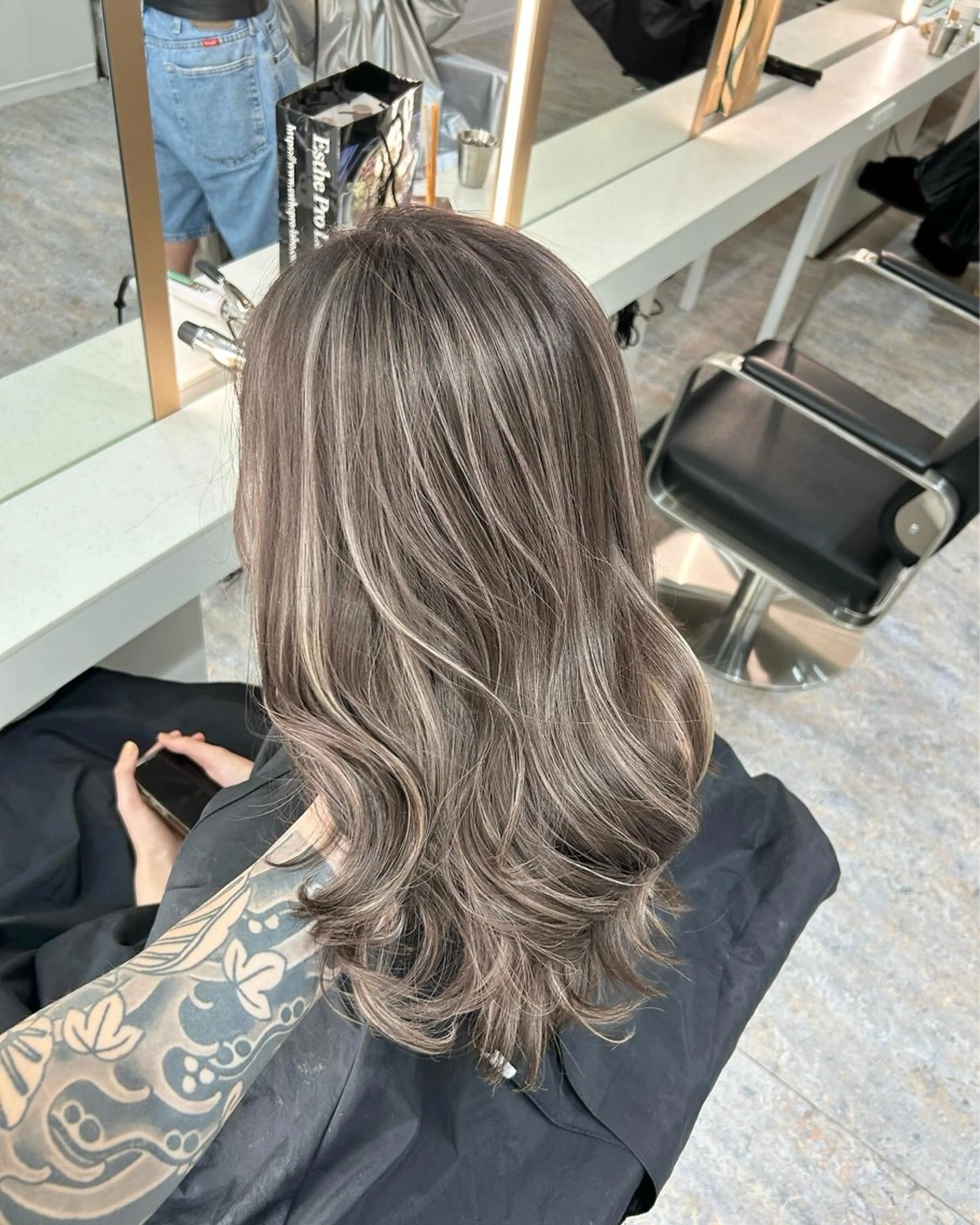 ミディアム カラー グレージュ レイヤーカット カット ヘアカラー トリートメント レイヤーカット BLend 渋谷のヘアスタイル