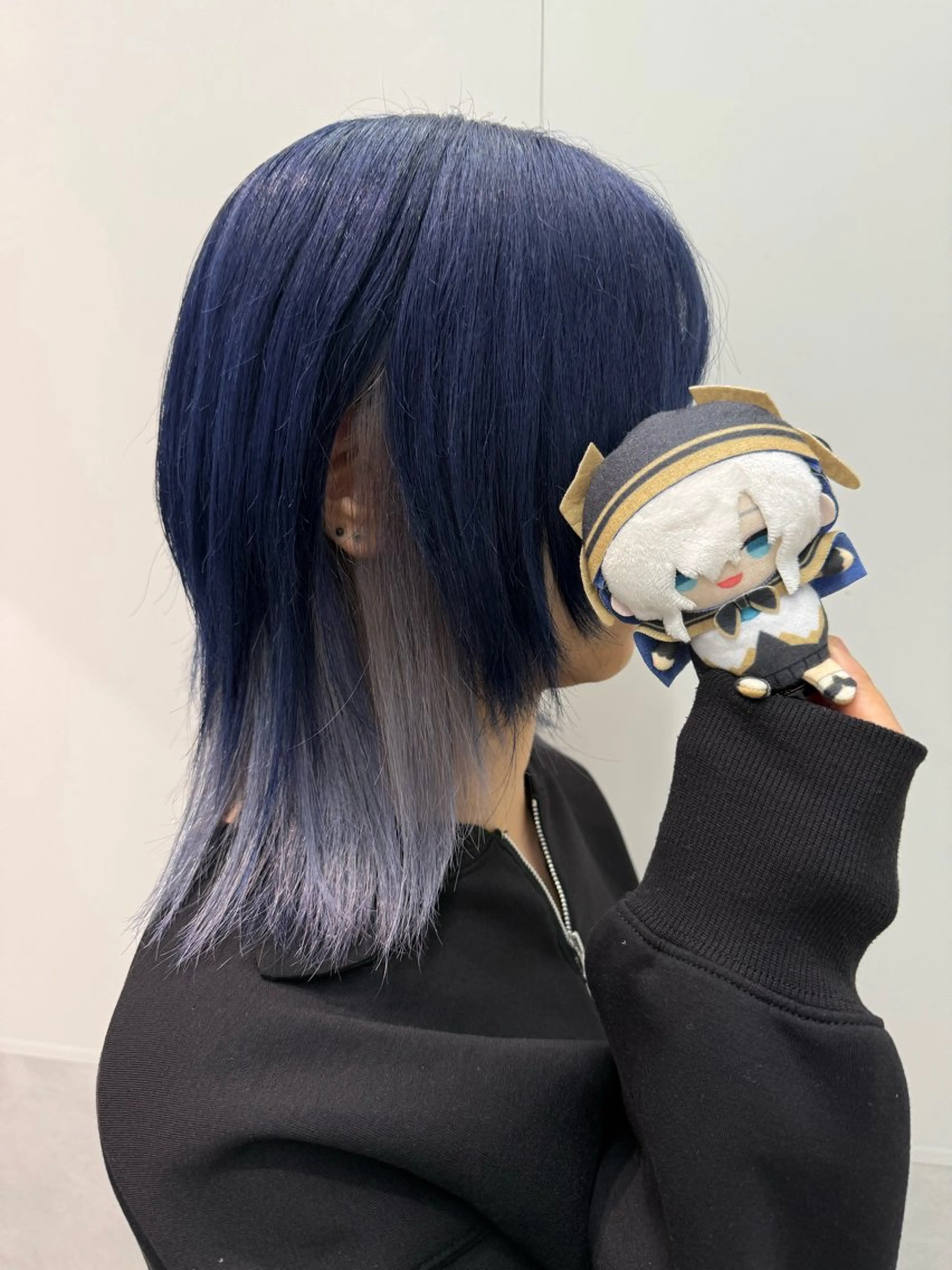 セミロング カラー ブリーチ ケアブリーチ ダブルカラー インナーカラー ネイビーカラー ヘアカラー トリートメント インナーカラー 推し ブリーチ  髪質改善のヘアスタイル