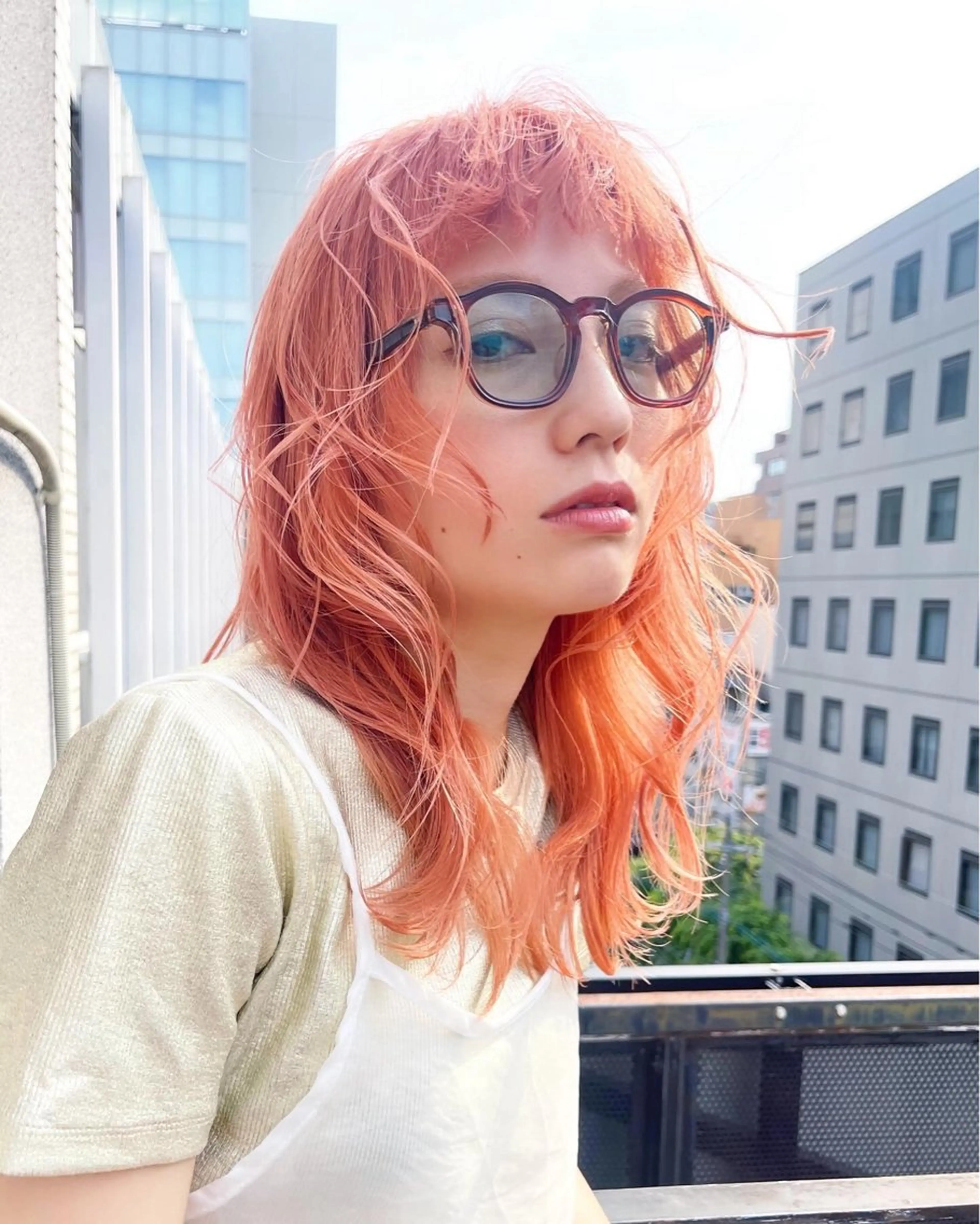 セミロング カラー ハイトーンカラー ハイトーンオレンジ オレンジ レイヤーカット AiM 大名　似合わせカットのヘアスタイル