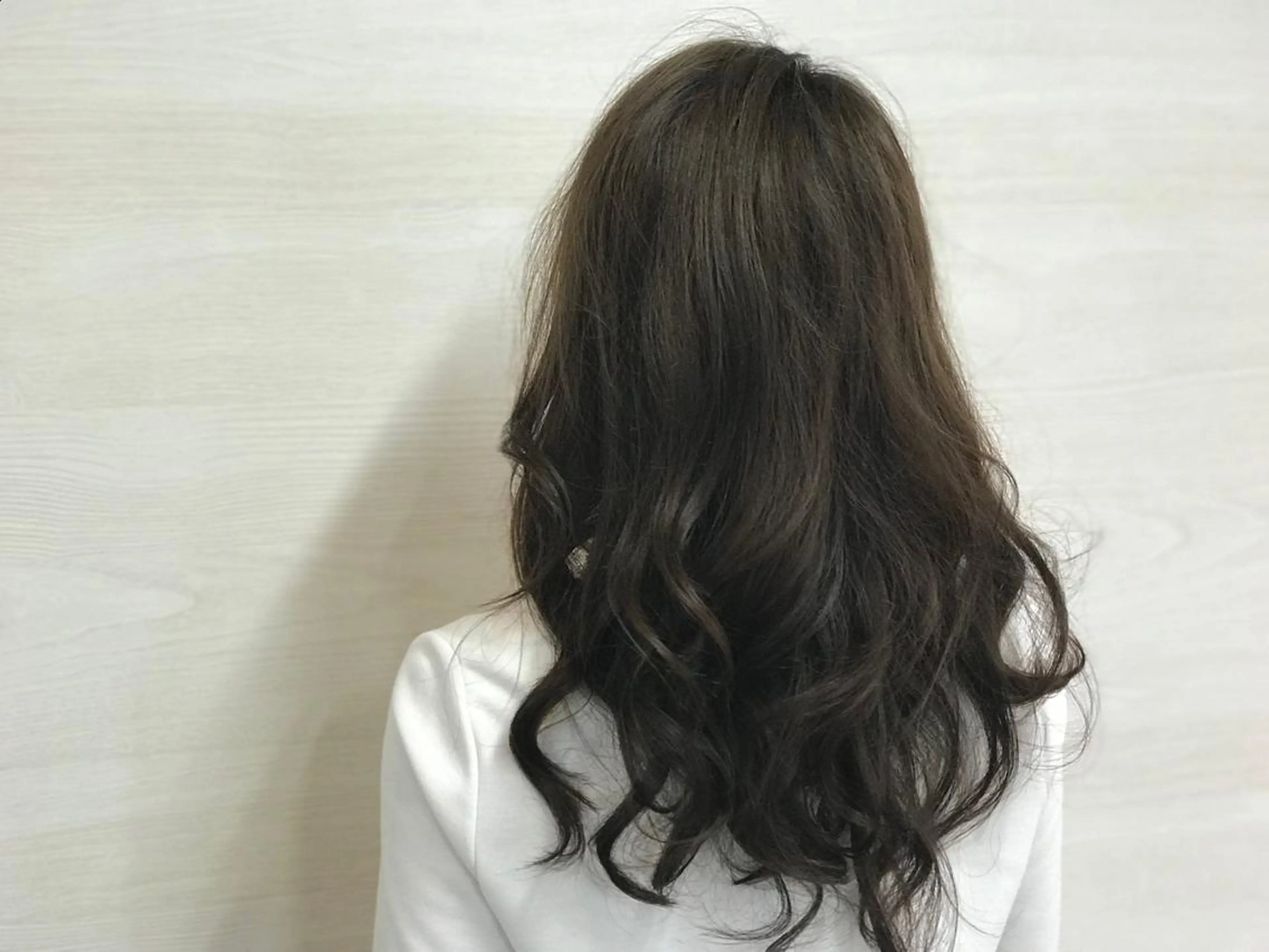 ロング カラー グレージュ 松本 俊樹のヘアスタイル