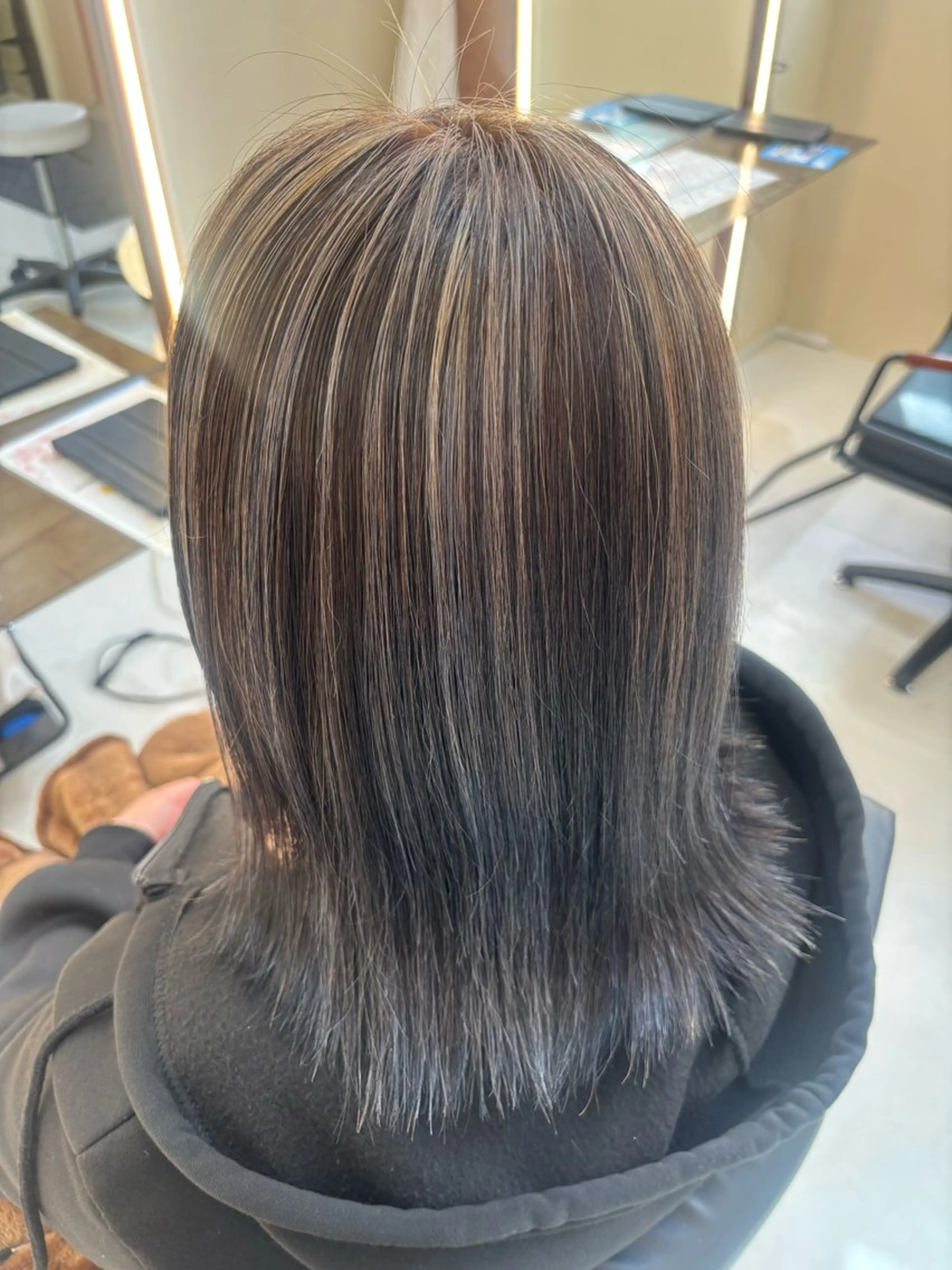 ミディアム カラー 黒髪 ブルーカラー ブルーブラック ハイライトカラー ハイライト 丸山 比奈のヘアスタイル