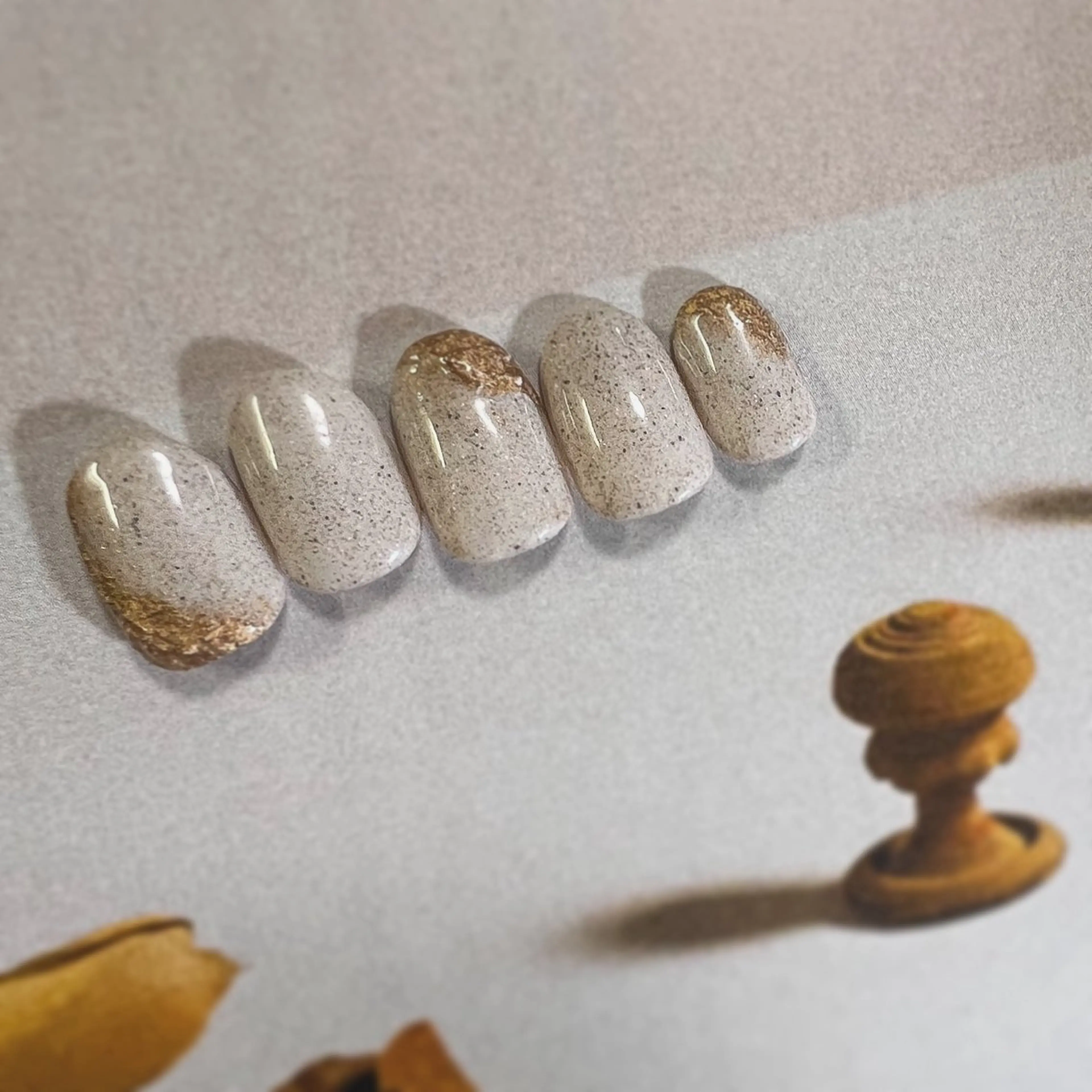 ネイル ゴールド ニュアンスネイル 冬ネイル ハンドネイル pointillé .ayaのネイルデザイン