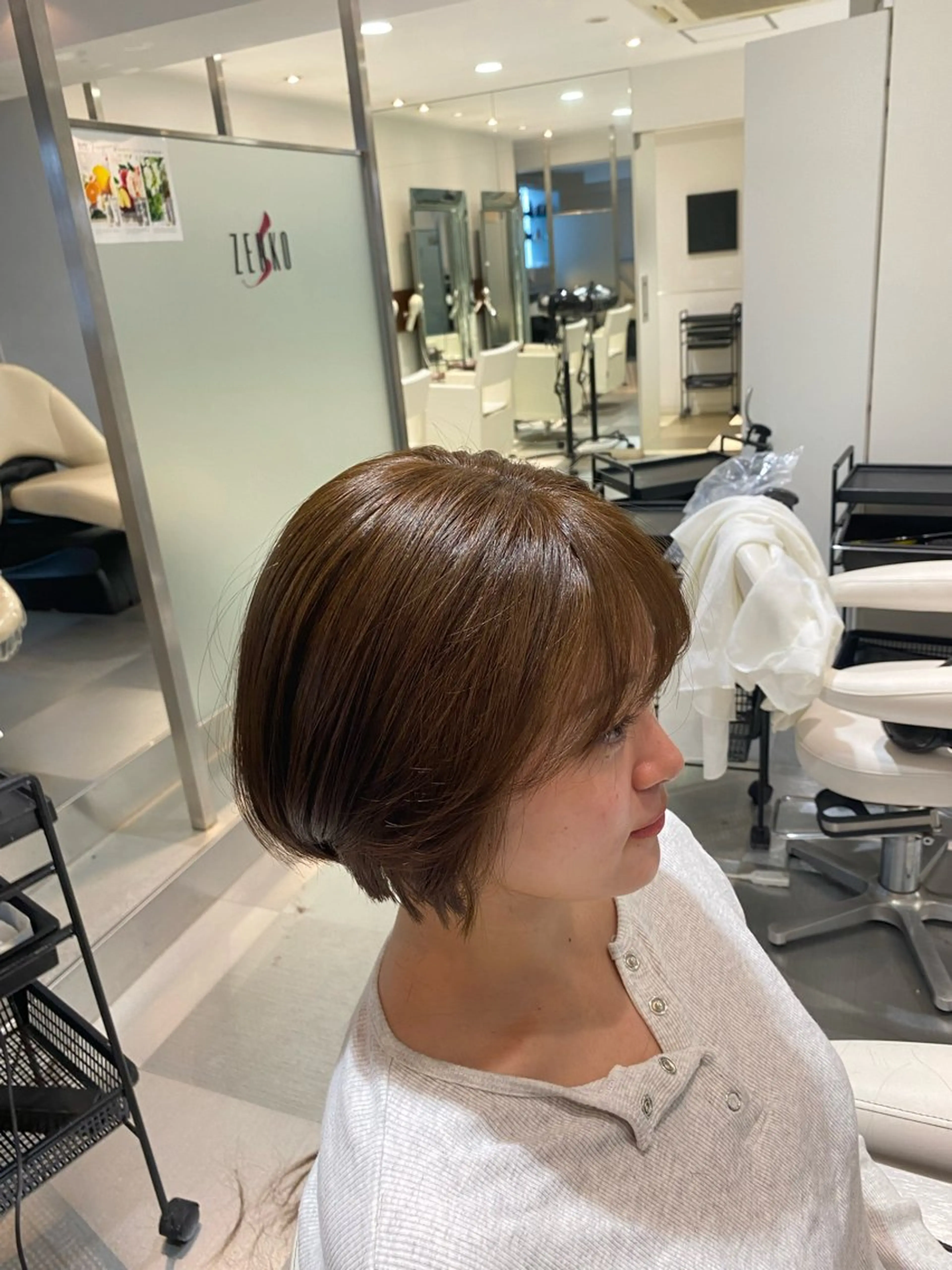 ショート カラー ベージュカラー コテ巻き風パーマ 藤澤　知彌のヘアスタイル